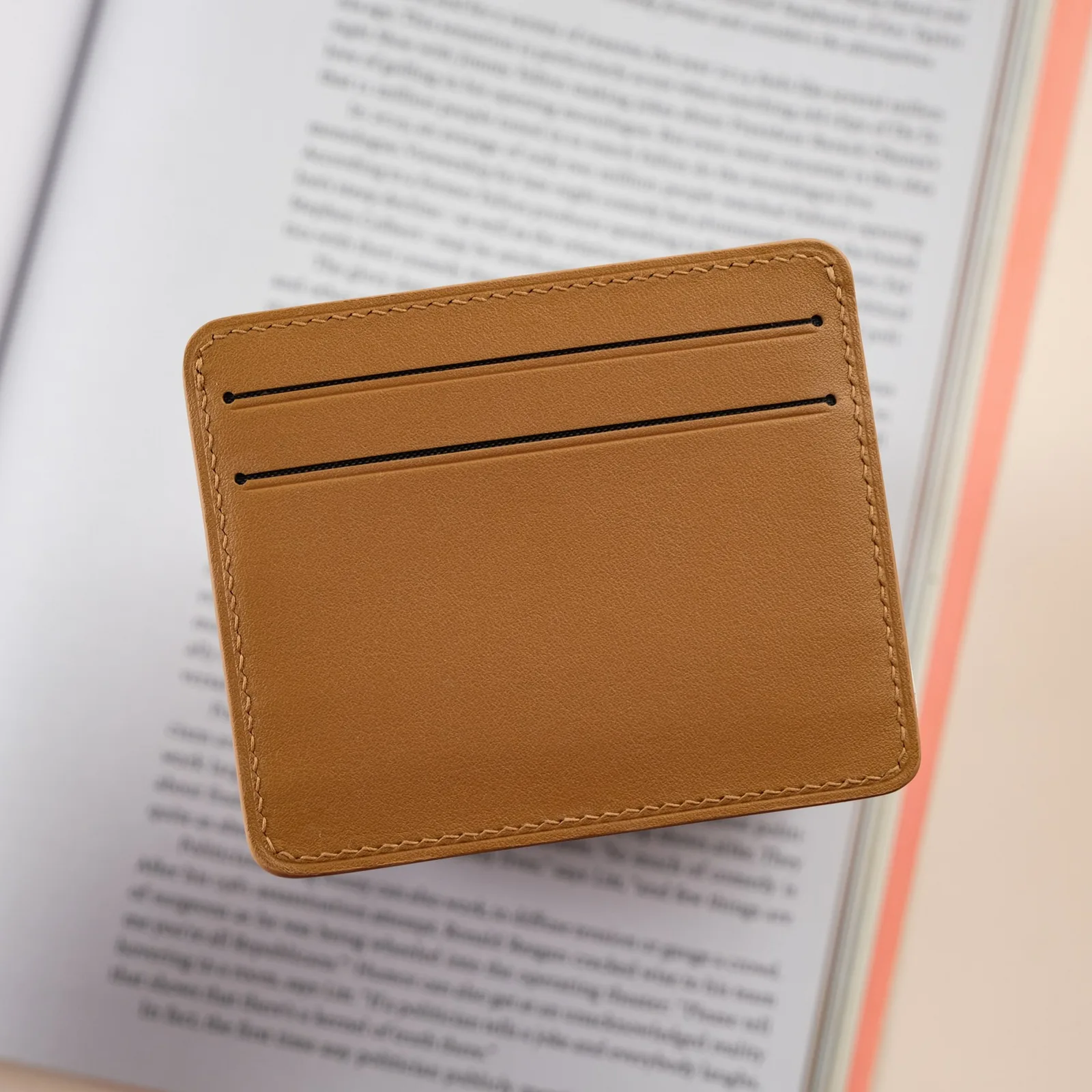Ảnh Studio Ví thẻ Senot da Swift màu vàng bò phối kem - Koi Leather