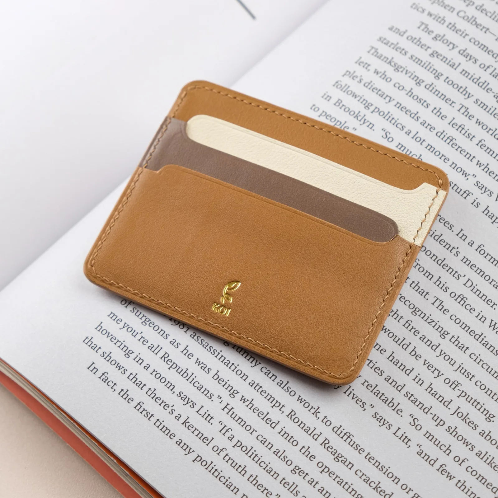 Ảnh Studio Ví thẻ Senot da Swift màu vàng bò phối kem - Koi Leather