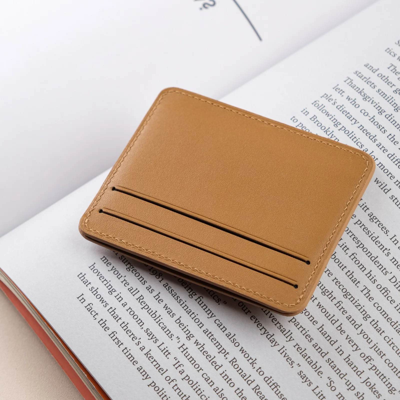 Ảnh Studio Ví thẻ Senot da Swift màu vàng bò phối kem - Koi Leather