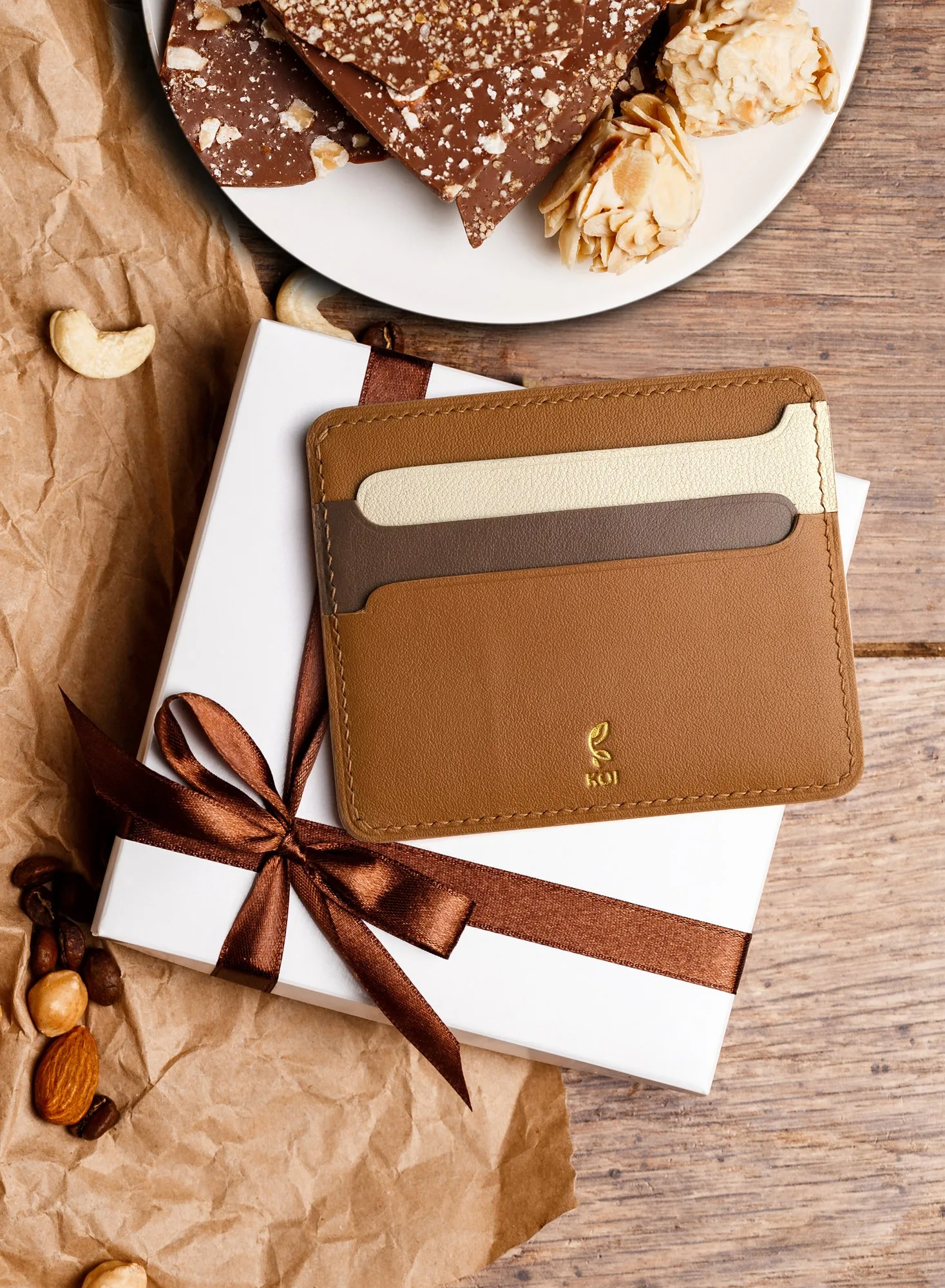 Ảnh Lifestyle Ví thẻ Senot da Swift màu vàng bò phối kem - Koi Leather