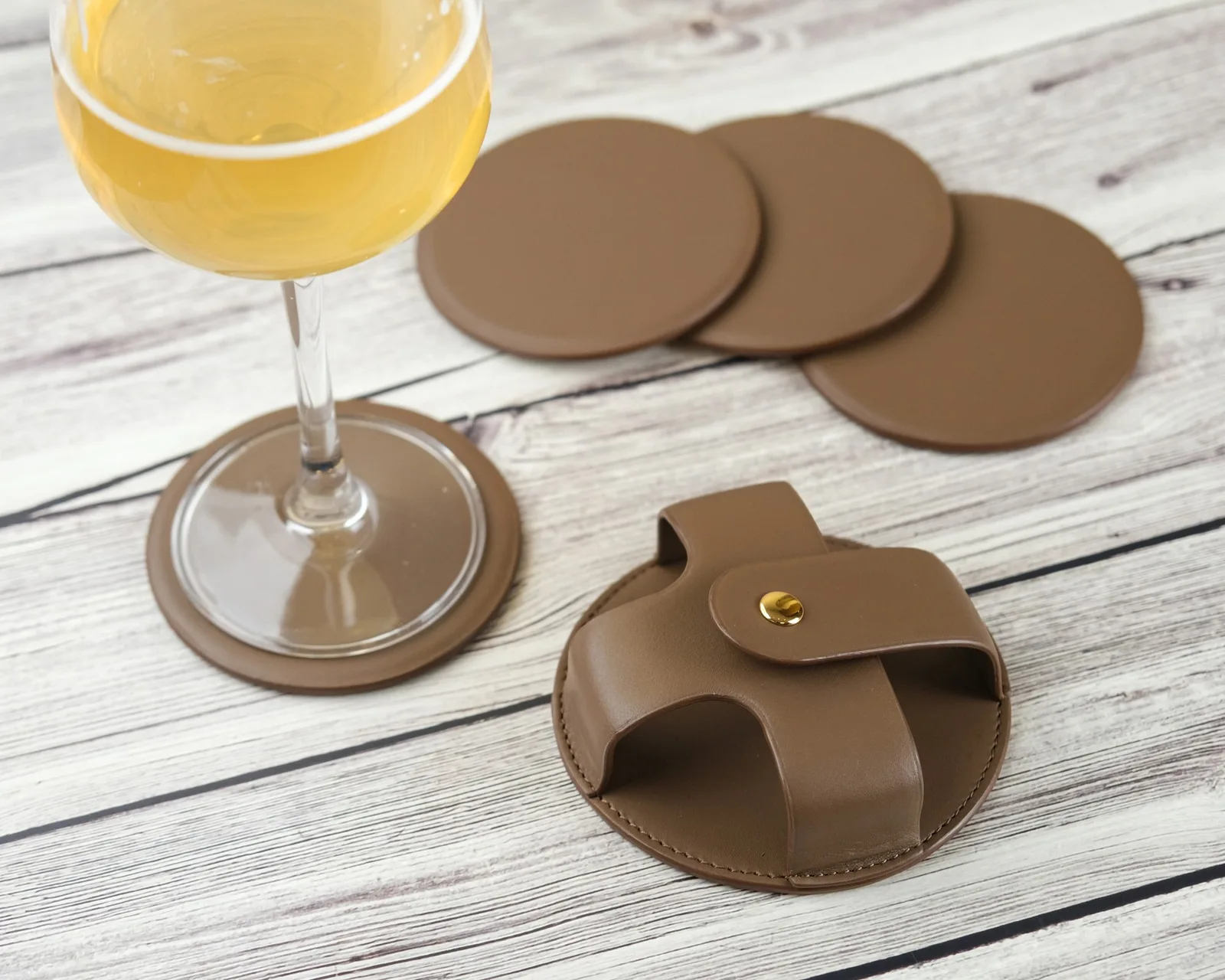 Ảnh Lifestyle Bộ lót ly da Nappa kèm khay giữ nút bấm - Koi Leather