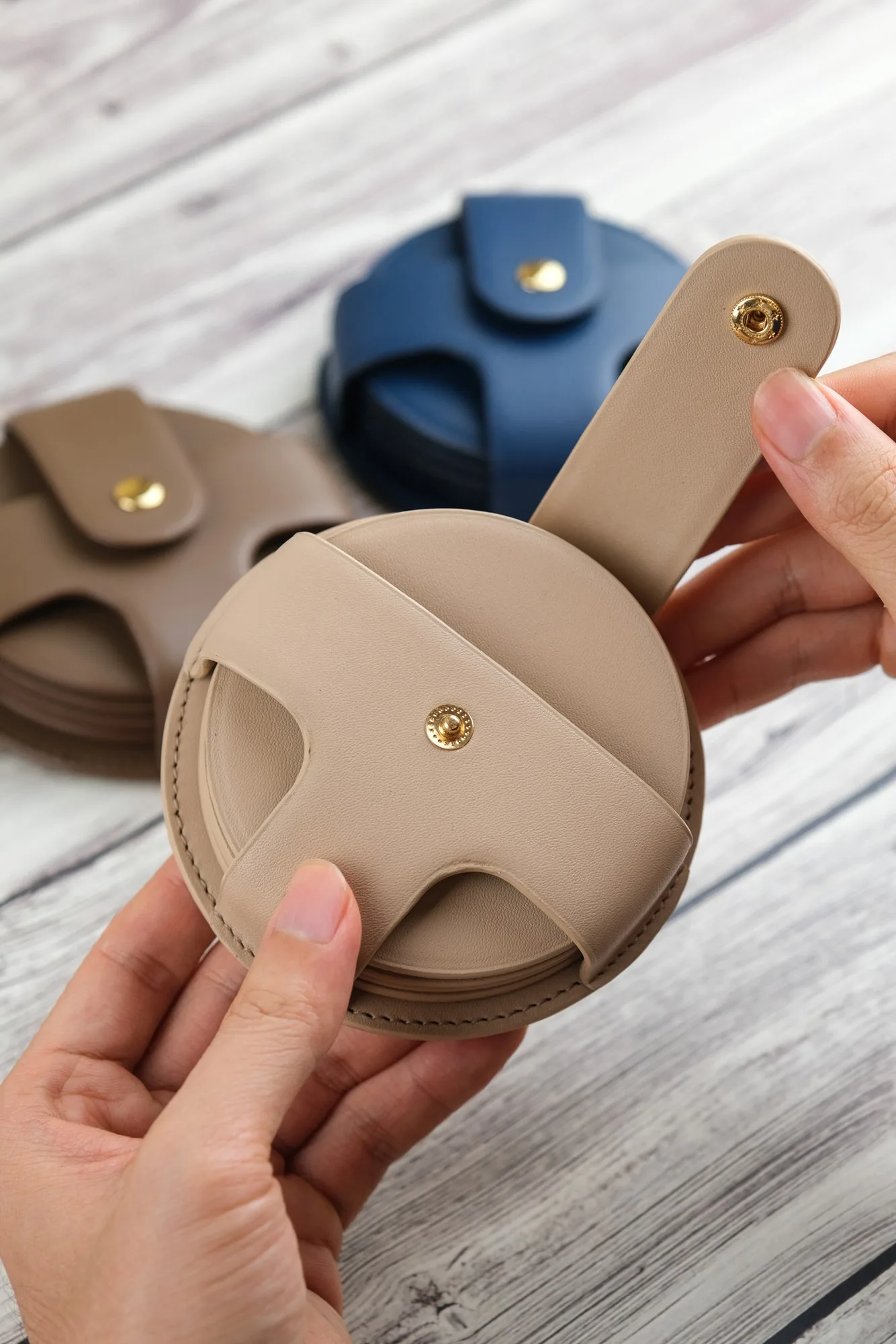 Ảnh Lifestyle Bộ lót ly da Nappa kèm khay giữ nút bấm - Koi Leather