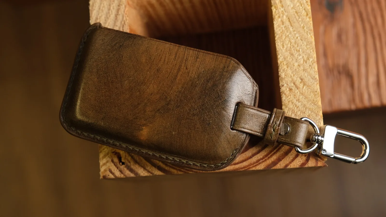Ảnh Lifestyle Bọc khóa ô tô Mazda da bò thảo mộc màu nâu - Koi Leather
