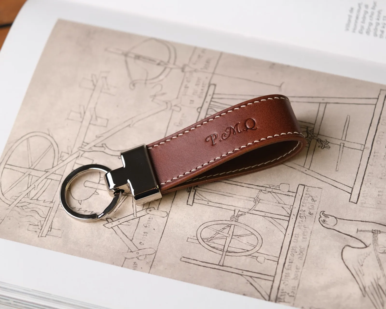 Ảnh Studio Móc khóa da bò màu nâu dáng vòng quai - Koi Leather