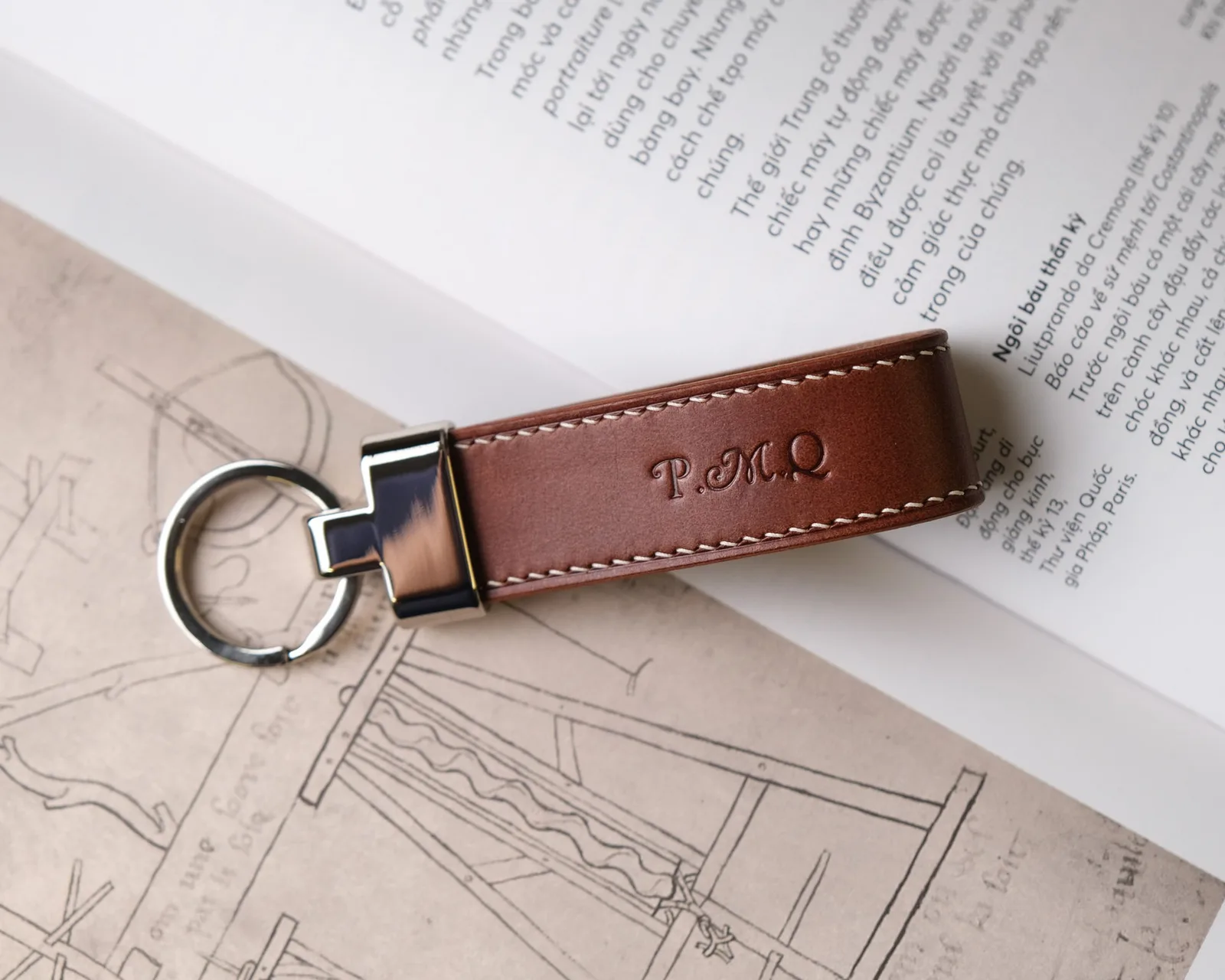 Ảnh Studio Móc khóa da bò màu nâu dáng vòng quai - Koi Leather