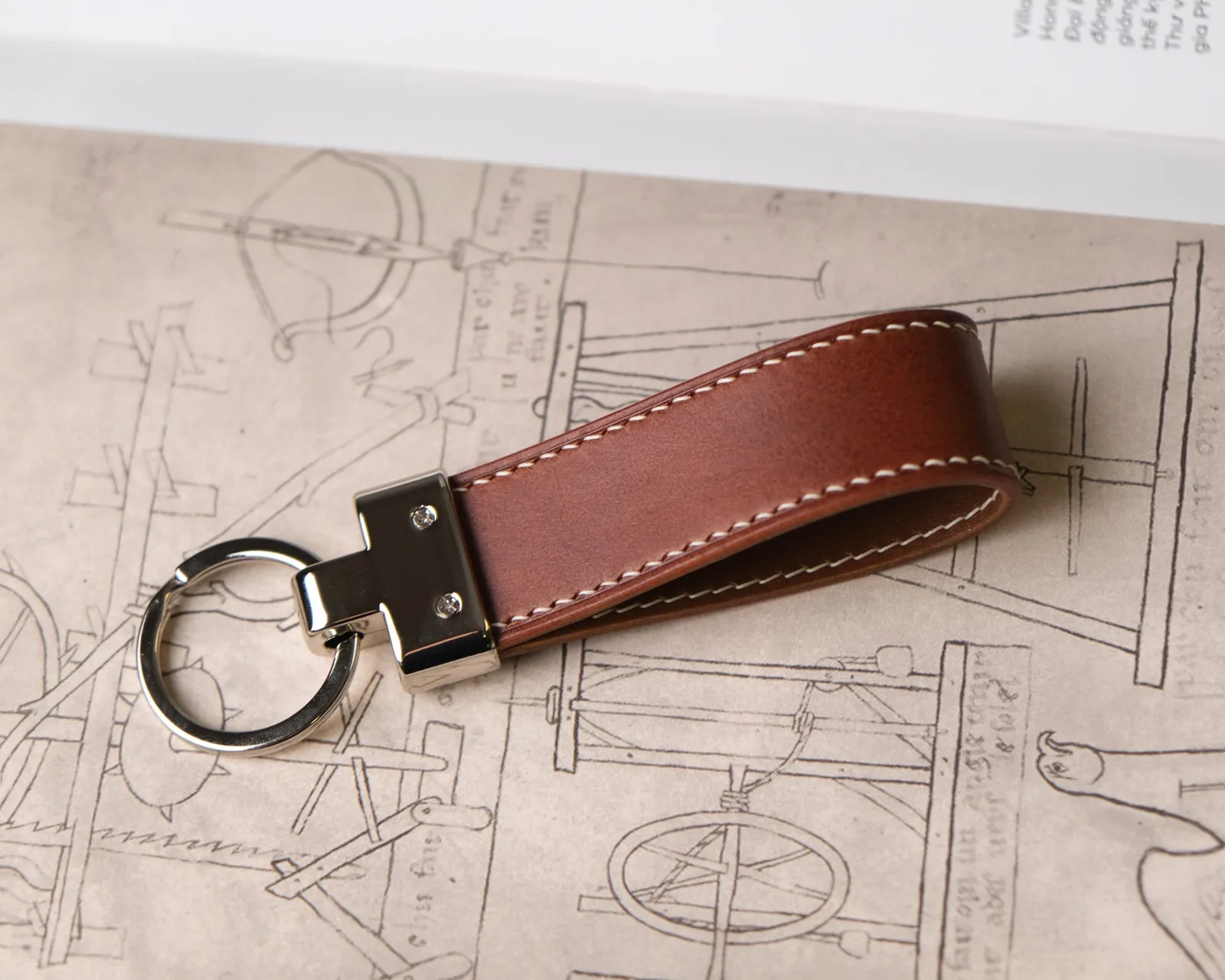 Ảnh Studio Móc khóa da bò màu nâu dáng vòng quai - Koi Leather
