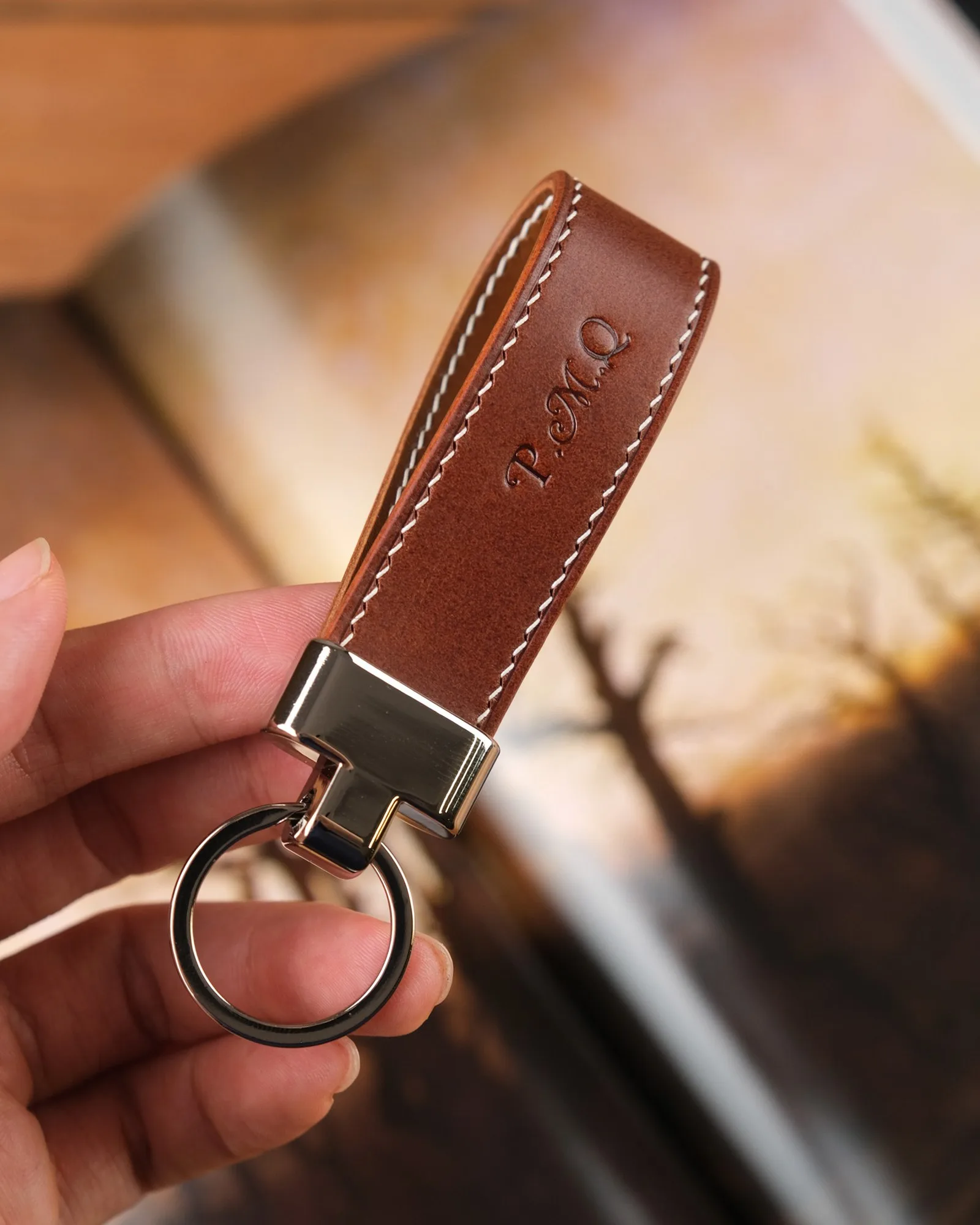 Ảnh Lifestyle Móc khóa da bò màu nâu dáng vòng quai - Koi Leather