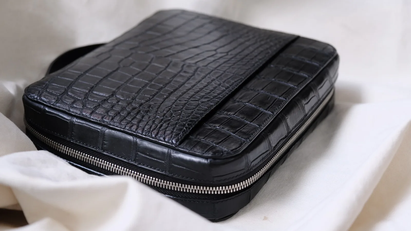 Ảnh Studio Clutch đựng xì gà da cá sấu màu đen - Koi Leather
