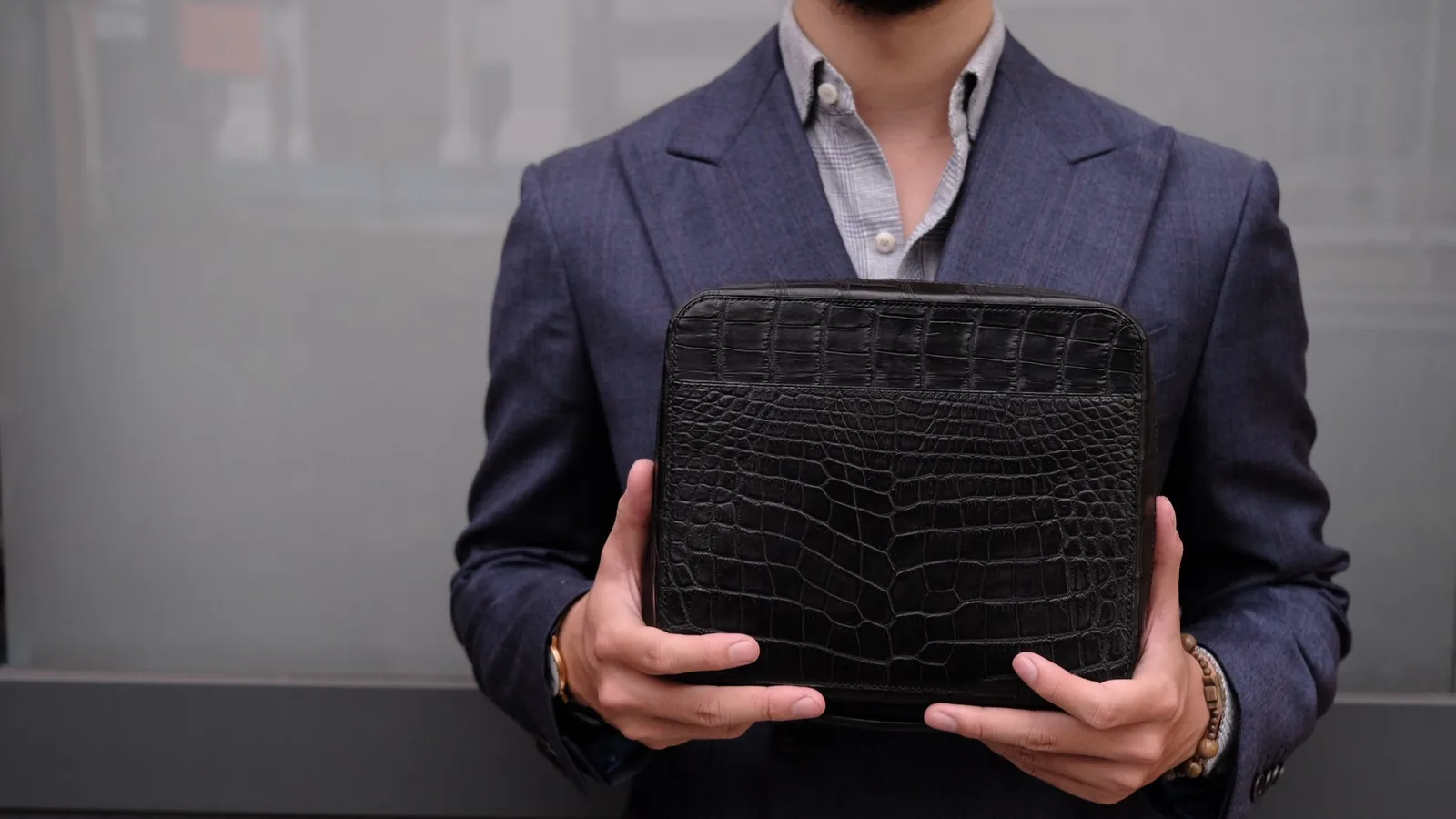 Ảnh Lifestyle Clutch đựng xì gà da cá sấu màu đen - Koi Leather