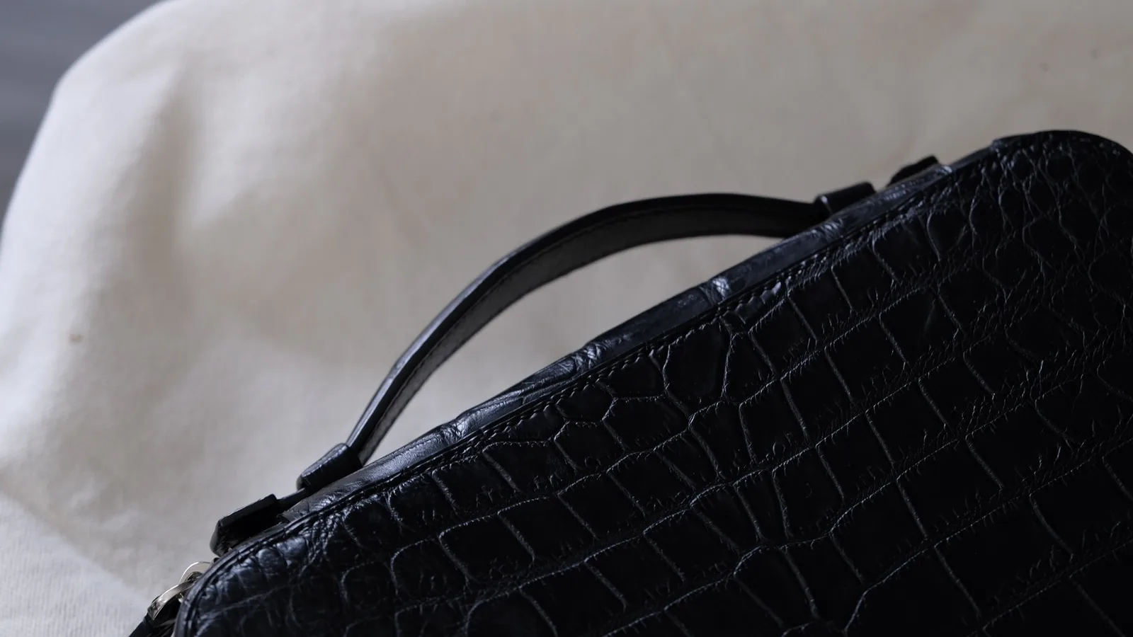 Ảnh Studio Clutch đựng xì gà da cá sấu màu đen - Koi Leather