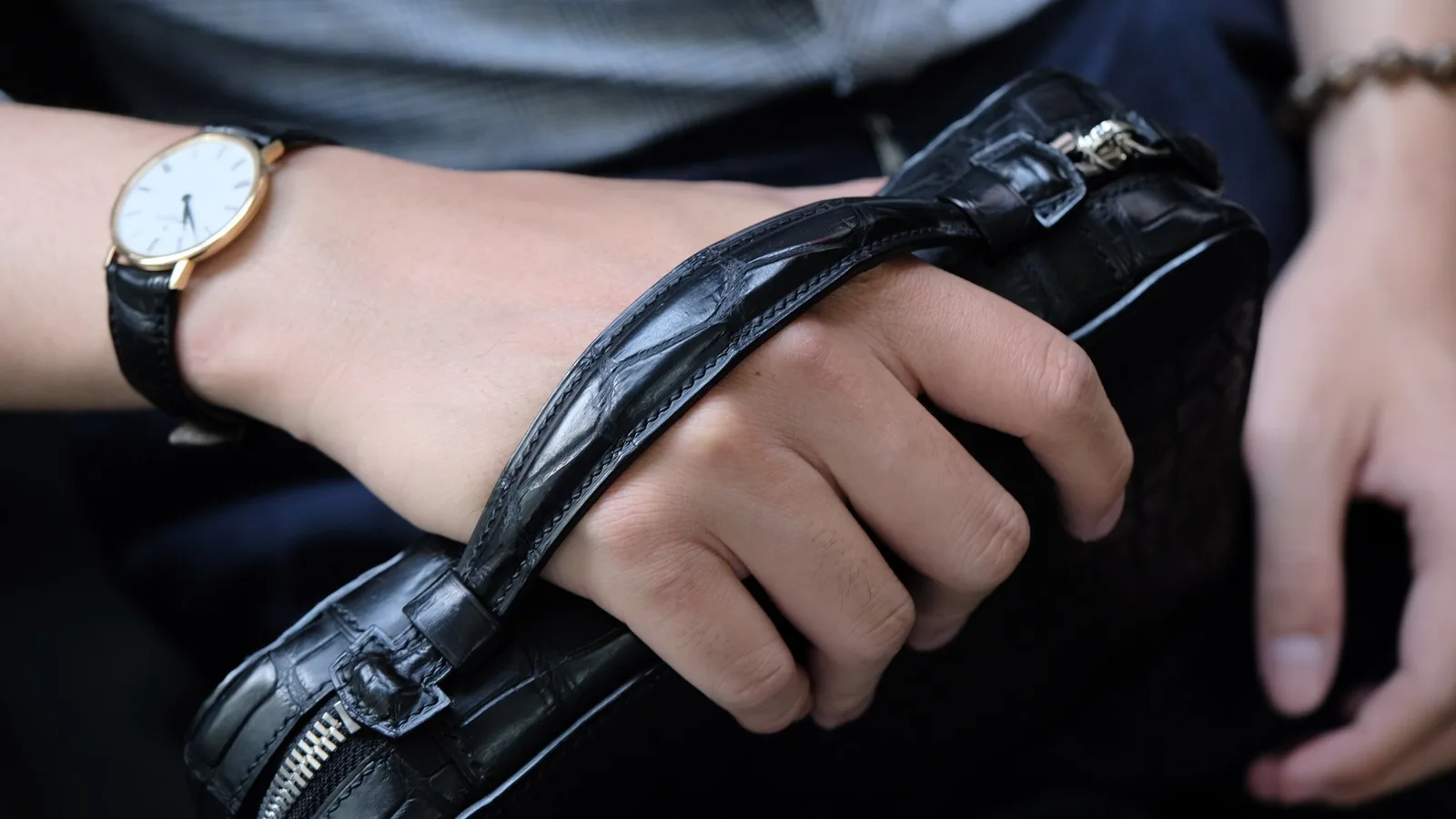Ảnh Lifestyle Clutch đựng xì gà da cá sấu màu đen - Koi Leather