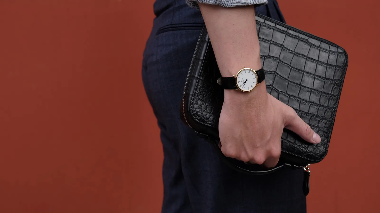 Ảnh Lifestyle Clutch đựng xì gà da cá sấu màu đen - Koi Leather