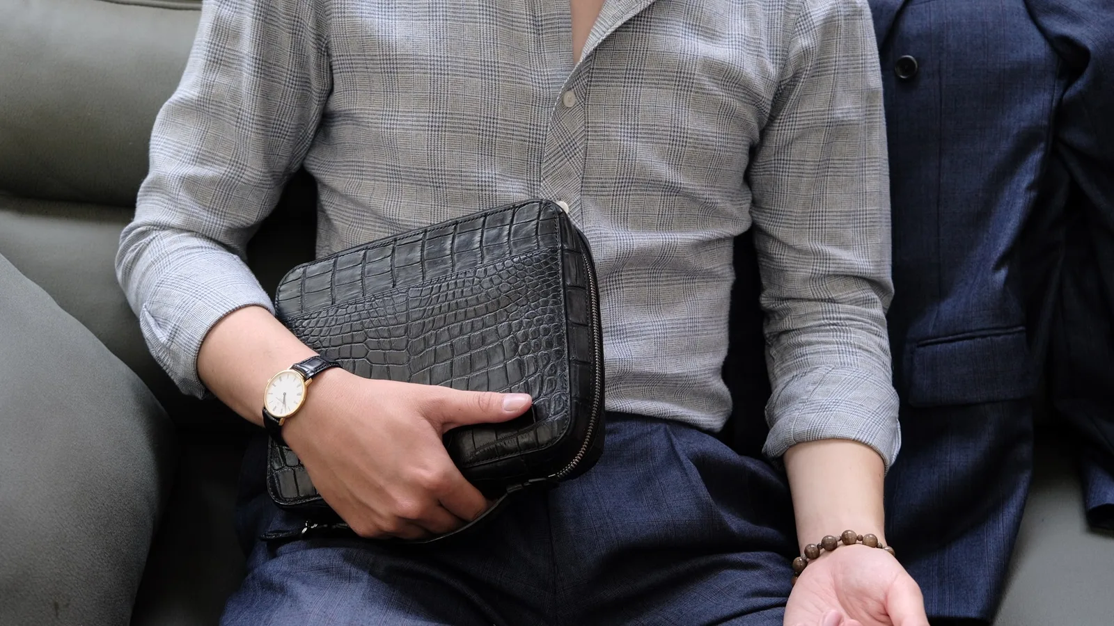 Ảnh Lifestyle Clutch đựng xì gà da cá sấu màu đen - Koi Leather