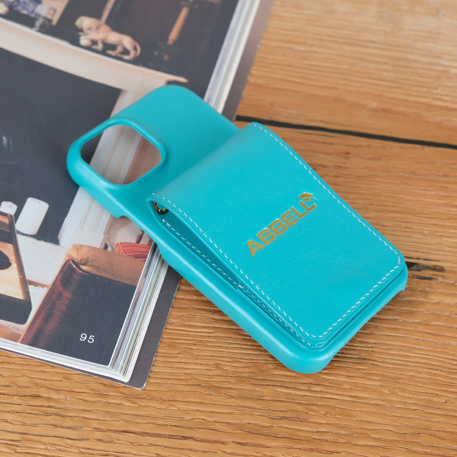 Ảnh Lifestyle Ốp lưng da Nappa màu xanh Tiffany tích hợp ngăn thẻ - Koi Leather