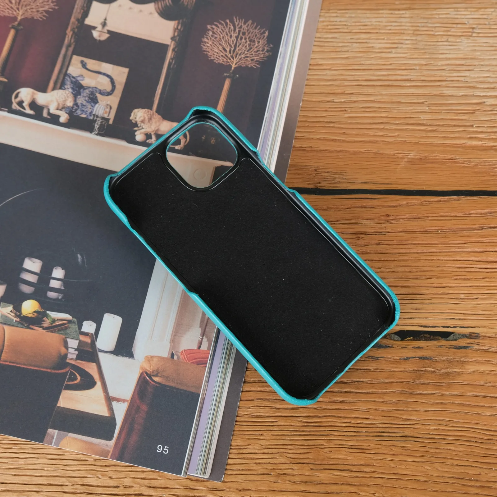 Ảnh Lifestyle Ốp lưng da Nappa màu xanh Tiffany tích hợp ngăn thẻ - Koi Leather