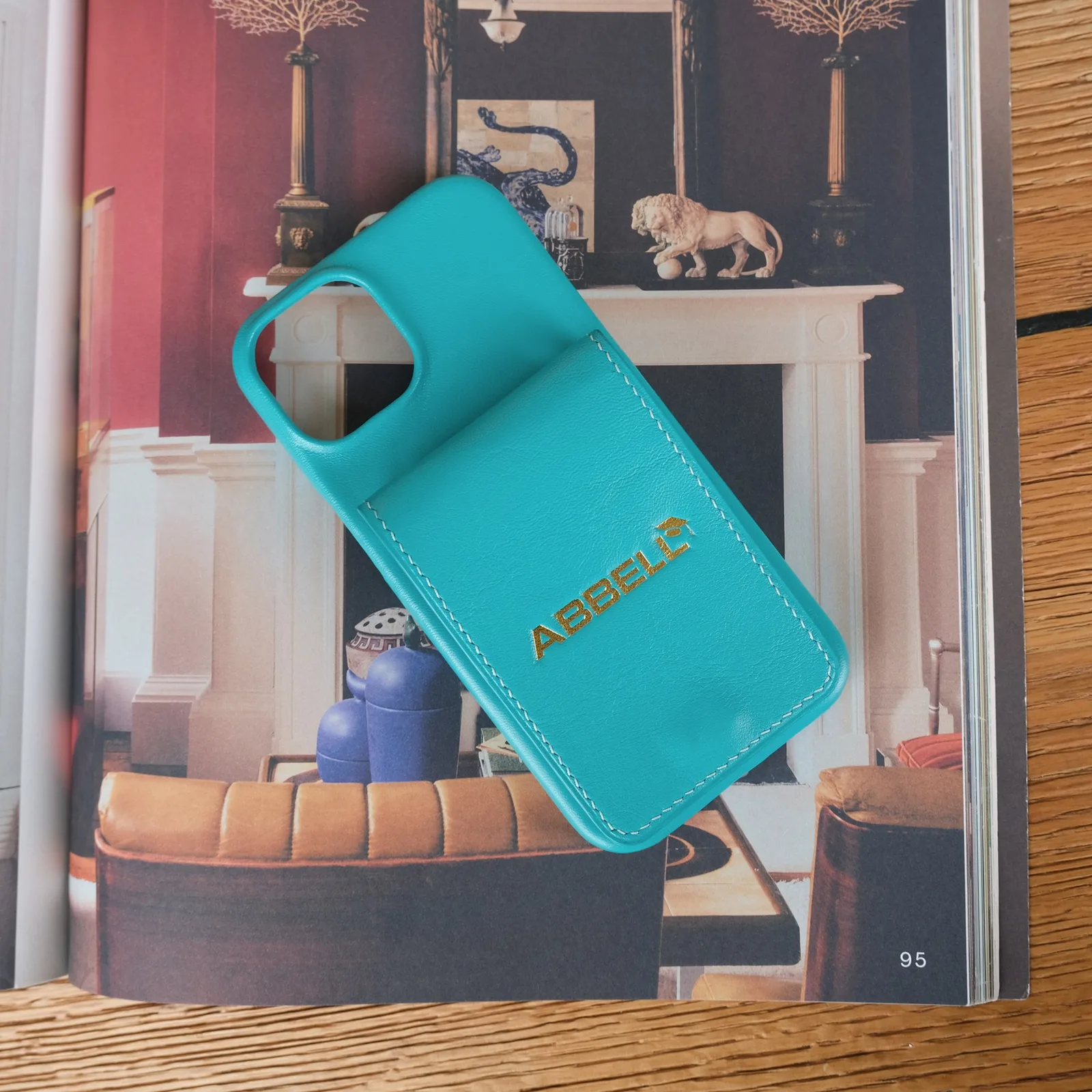 Ảnh Lifestyle Ốp lưng da Nappa màu xanh Tiffany tích hợp ngăn thẻ - Koi Leather