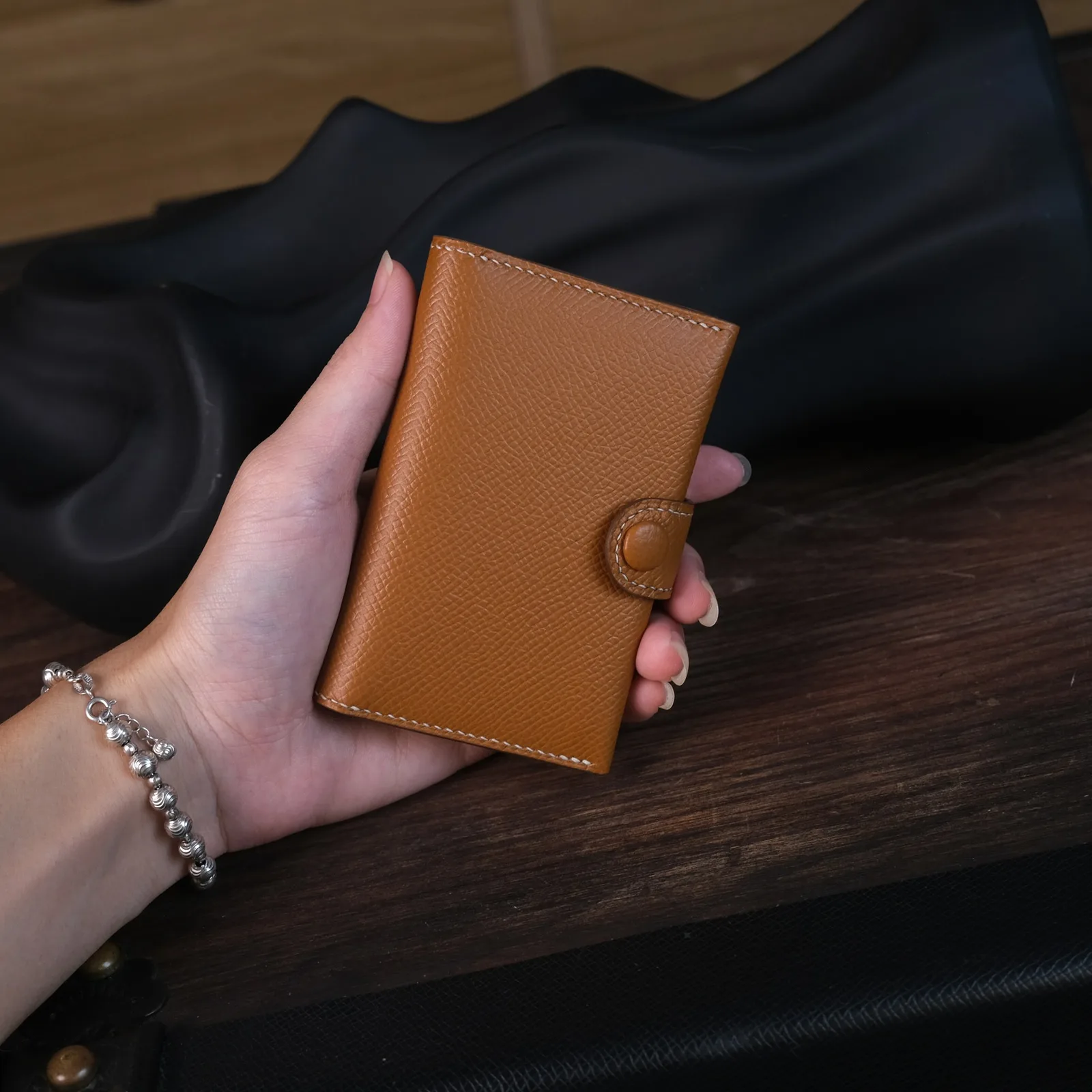 Ảnh Lifestyle Ví đựng thẻ da Epsom màu Gold quai cài nút bấm - Koi Leather