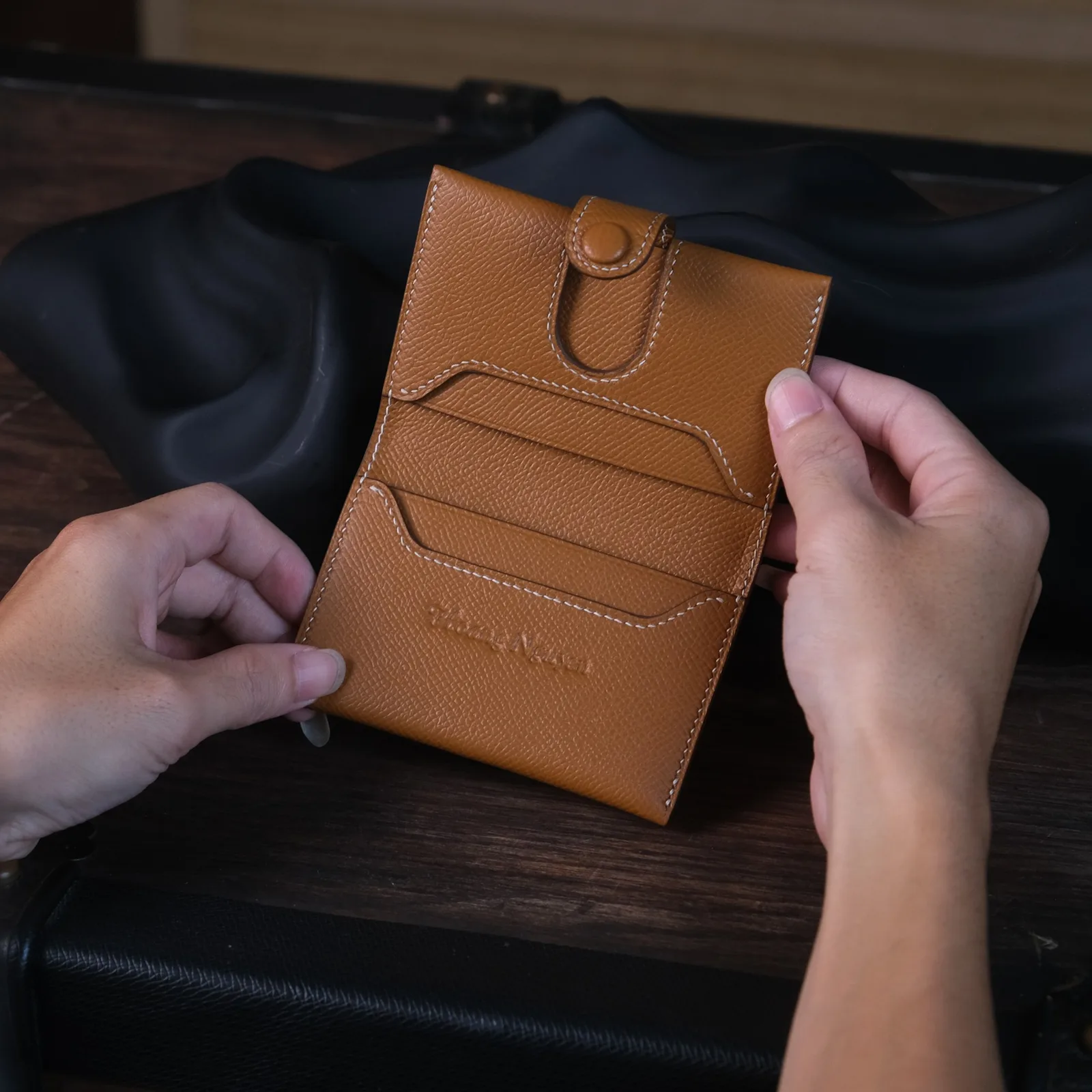 Ảnh Lifestyle Ví đựng thẻ da Epsom màu Gold quai cài nút bấm - Koi Leather
