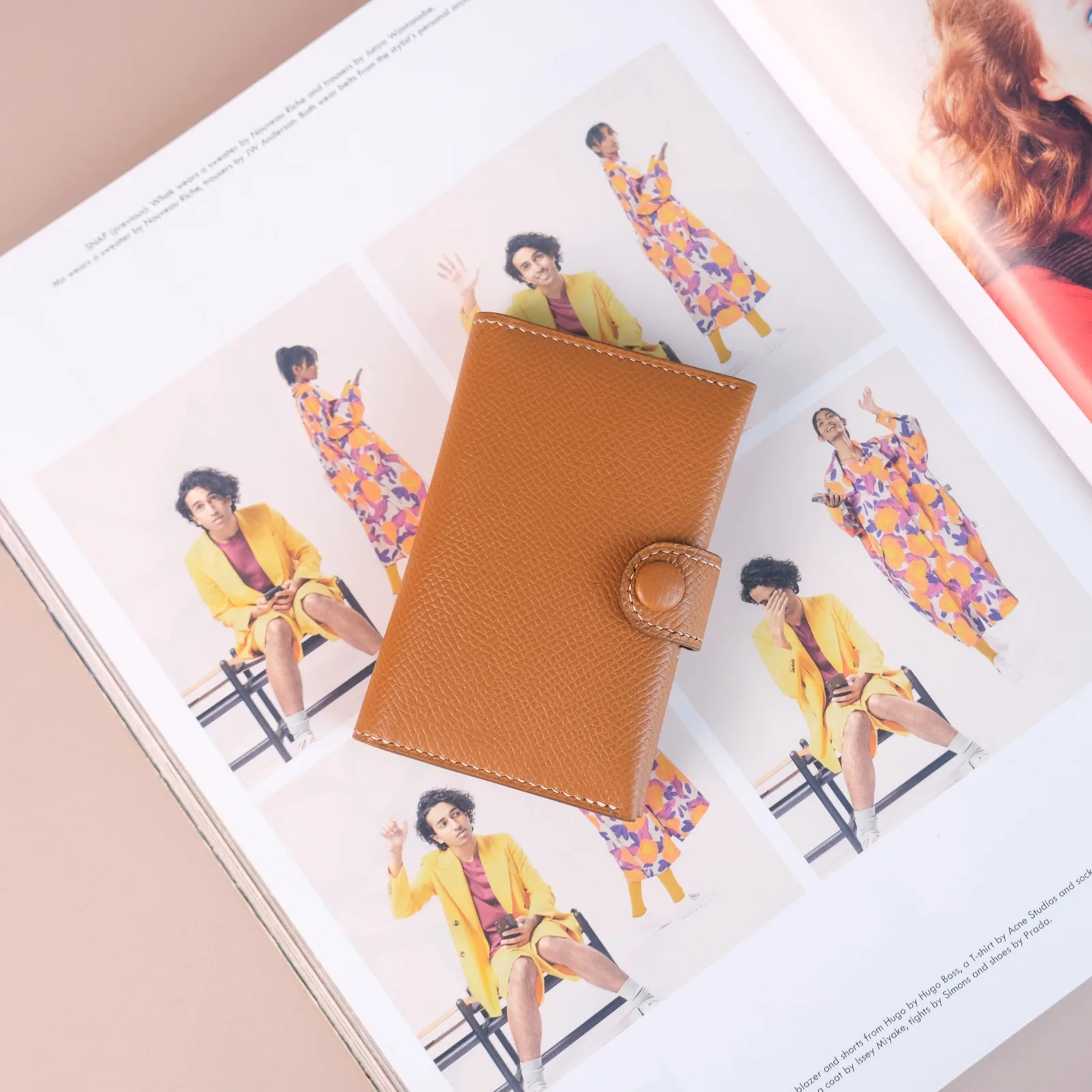 Ảnh Lifestyle Ví đựng thẻ da Epsom màu Gold quai cài nút bấm - Koi Leather