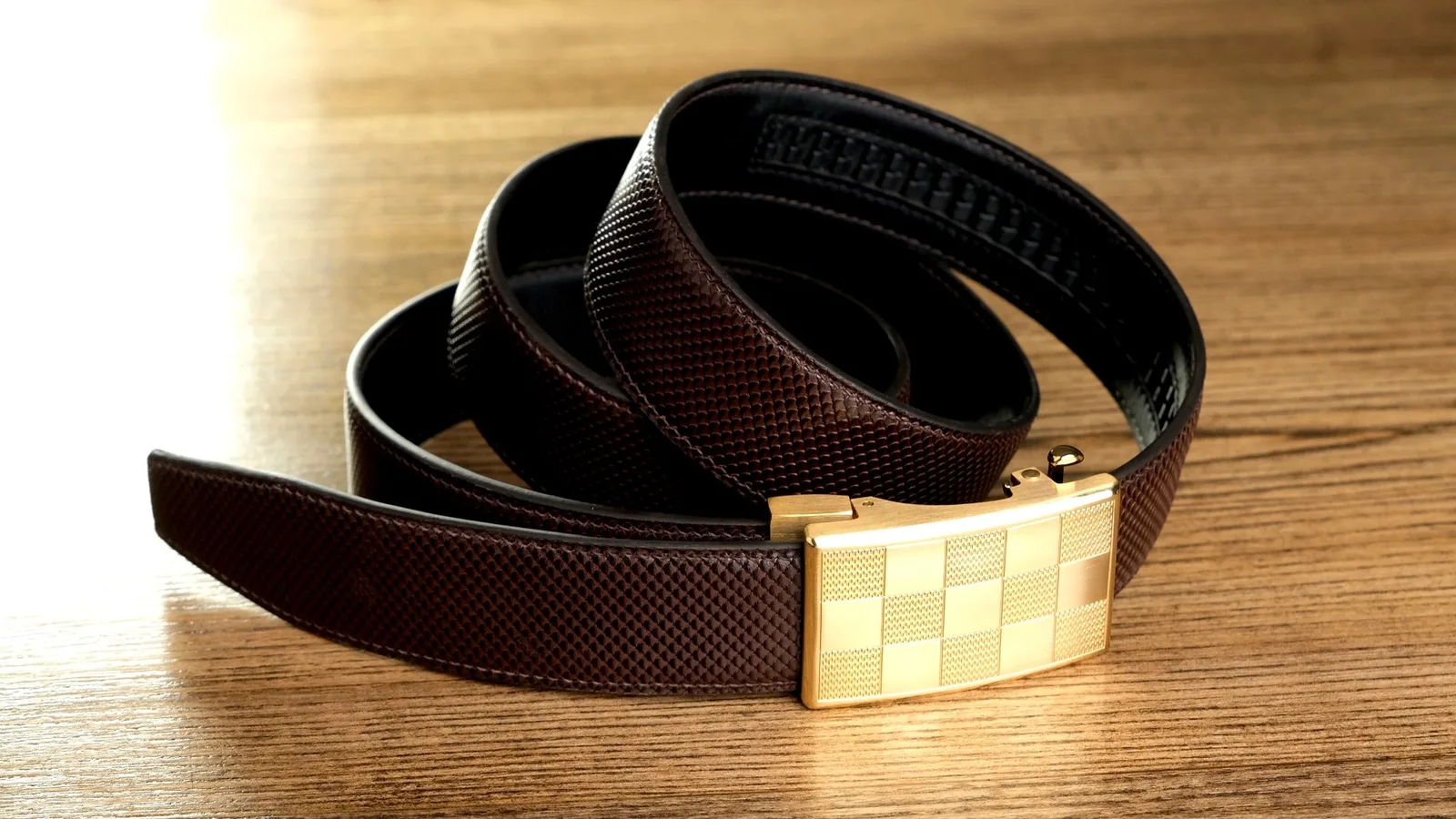 Ảnh Studio Dây lưng da bò vân rắn màu nâu khóa ray mặt caro - Koi Leather