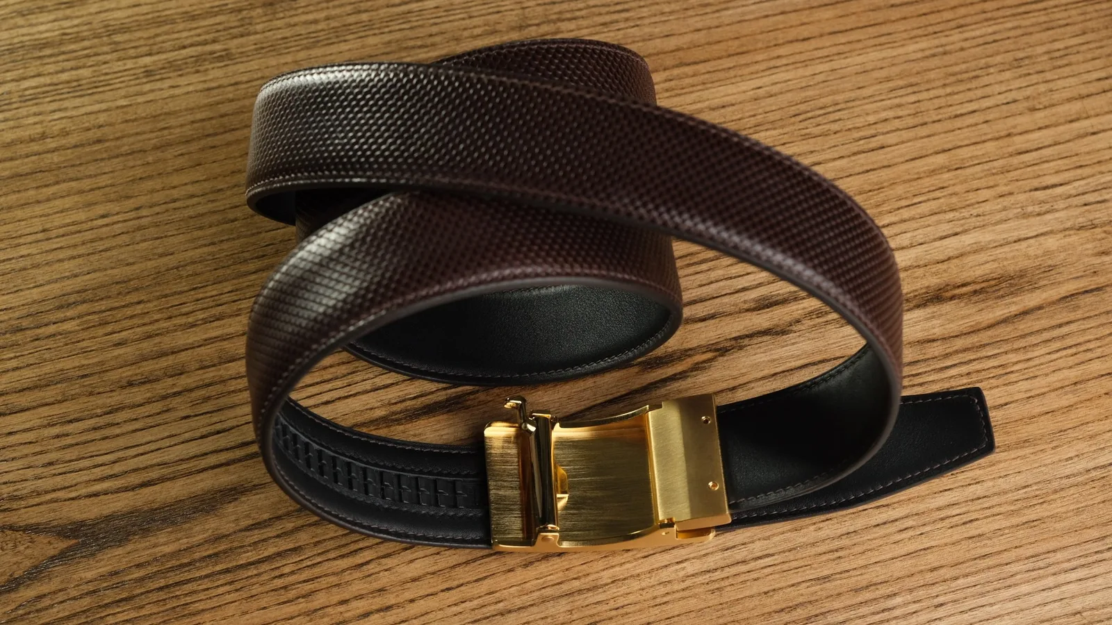 Ảnh Studio Dây lưng da bò vân rắn màu nâu khóa ray mặt caro - Koi Leather