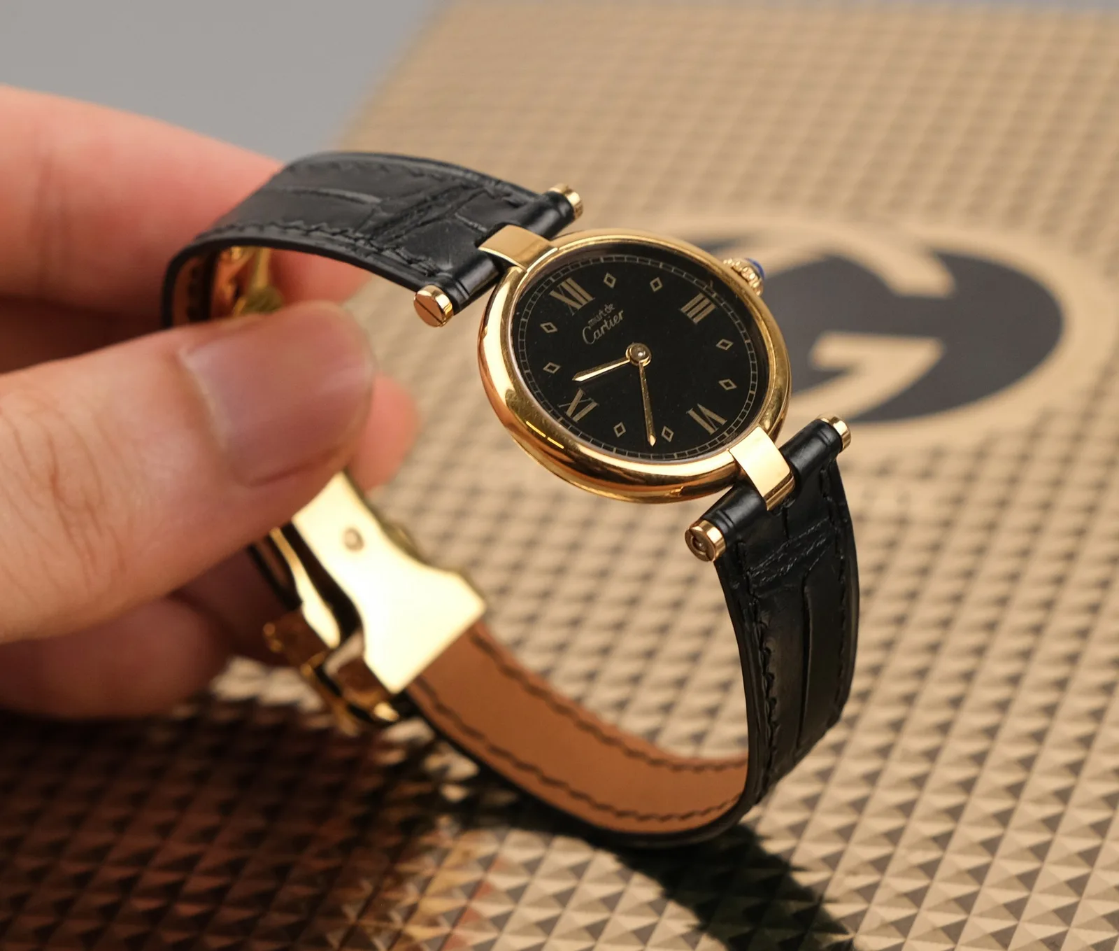 Ảnh Lifestyle Dây đồng hồ da cá sấu cho Cartier Vendôme màu đen - Koi Leather