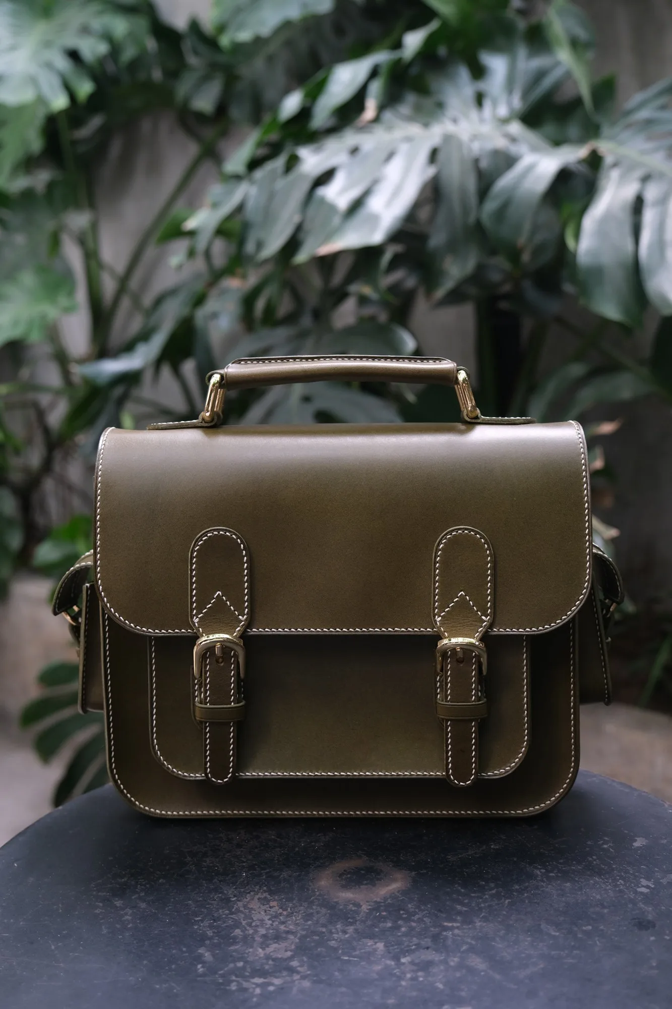 Ảnh Studio Túi satchel da bò dáng cổ điển màu xanh lá - Koi Leather