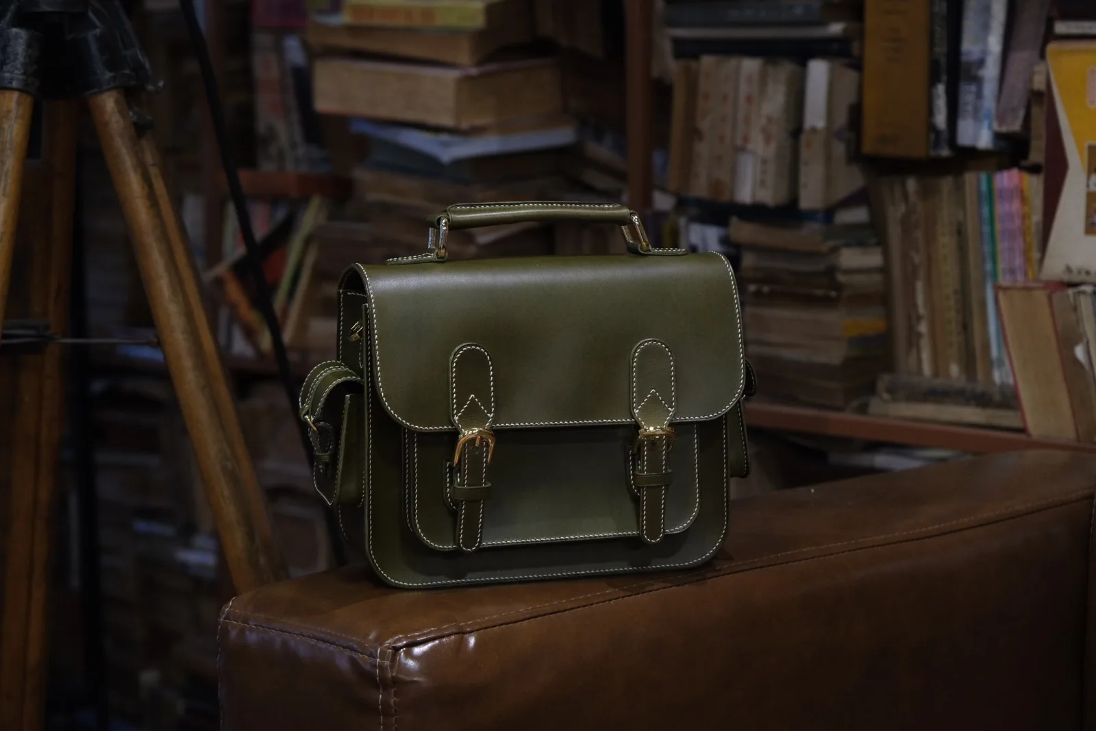 Ảnh Studio Túi satchel da bò dáng cổ điển màu xanh lá - Koi Leather