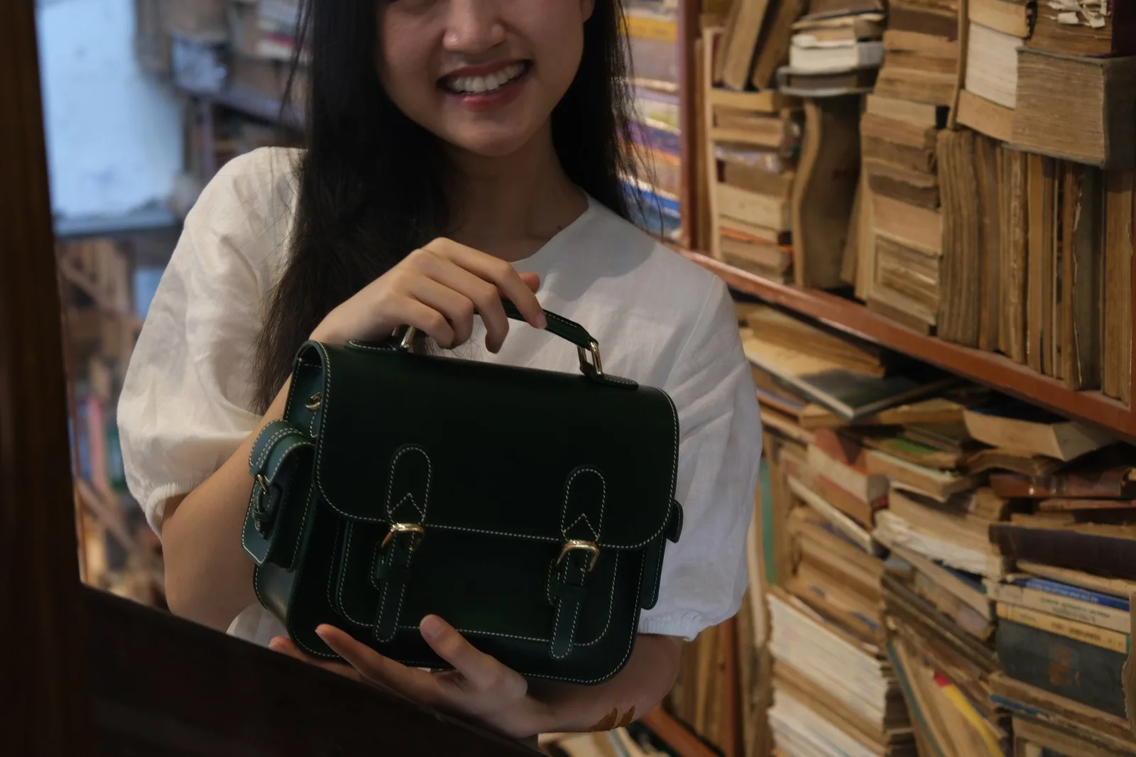 Ảnh Lifestyle Túi satchel da bò dáng cổ điển màu xanh lá - Koi Leather