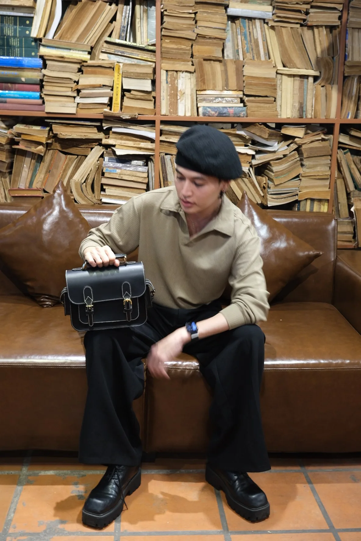 Ảnh Lifestyle Túi satchel da bò dáng cổ điển màu xanh lá - Koi Leather
