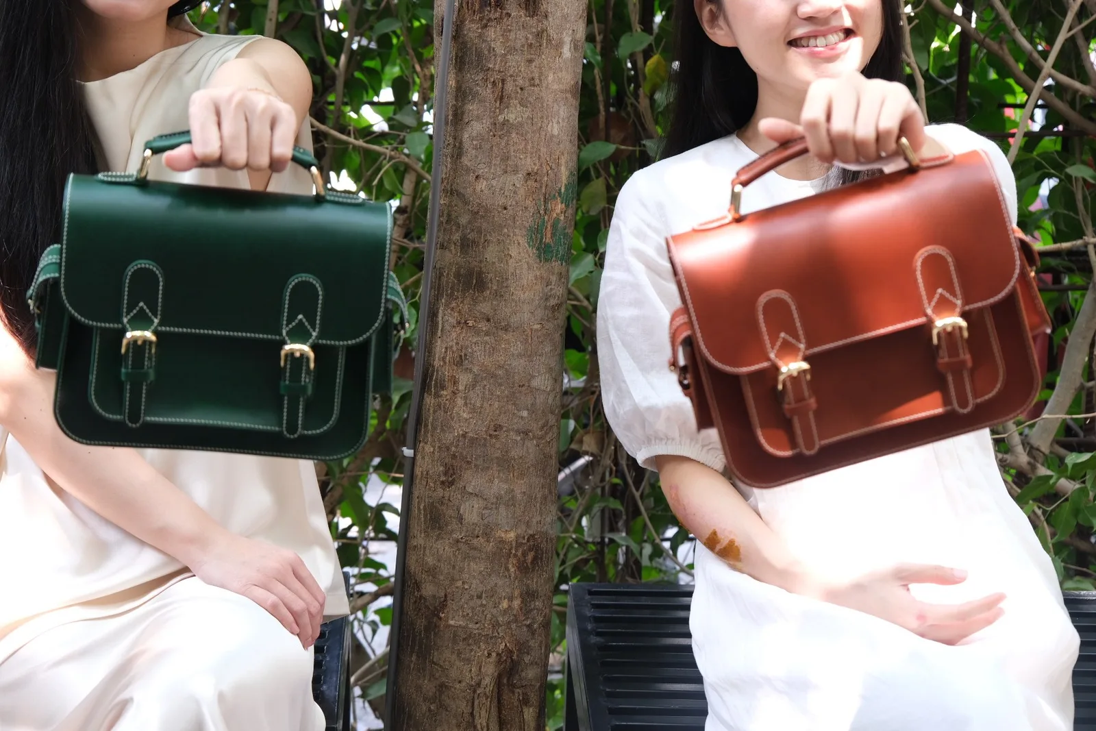 Ảnh Lifestyle Túi satchel da bò dáng cổ điển màu xanh lá - Koi Leather