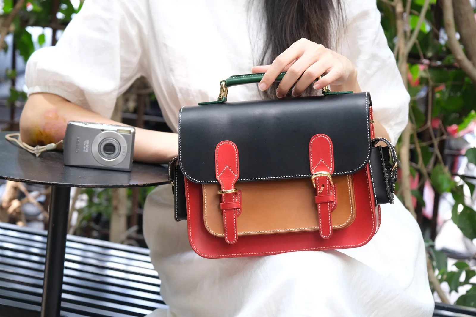 Ảnh Lifestyle Túi satchel da bò dáng cổ điển màu xanh lá - Koi Leather