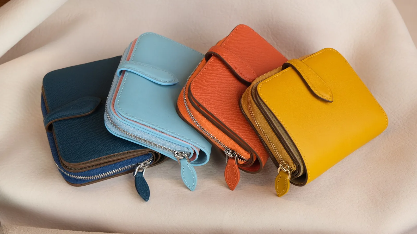 Ảnh Studio Ví gập mini da Epsom quai cài phối ngăn khóa kéo - Koi Leather