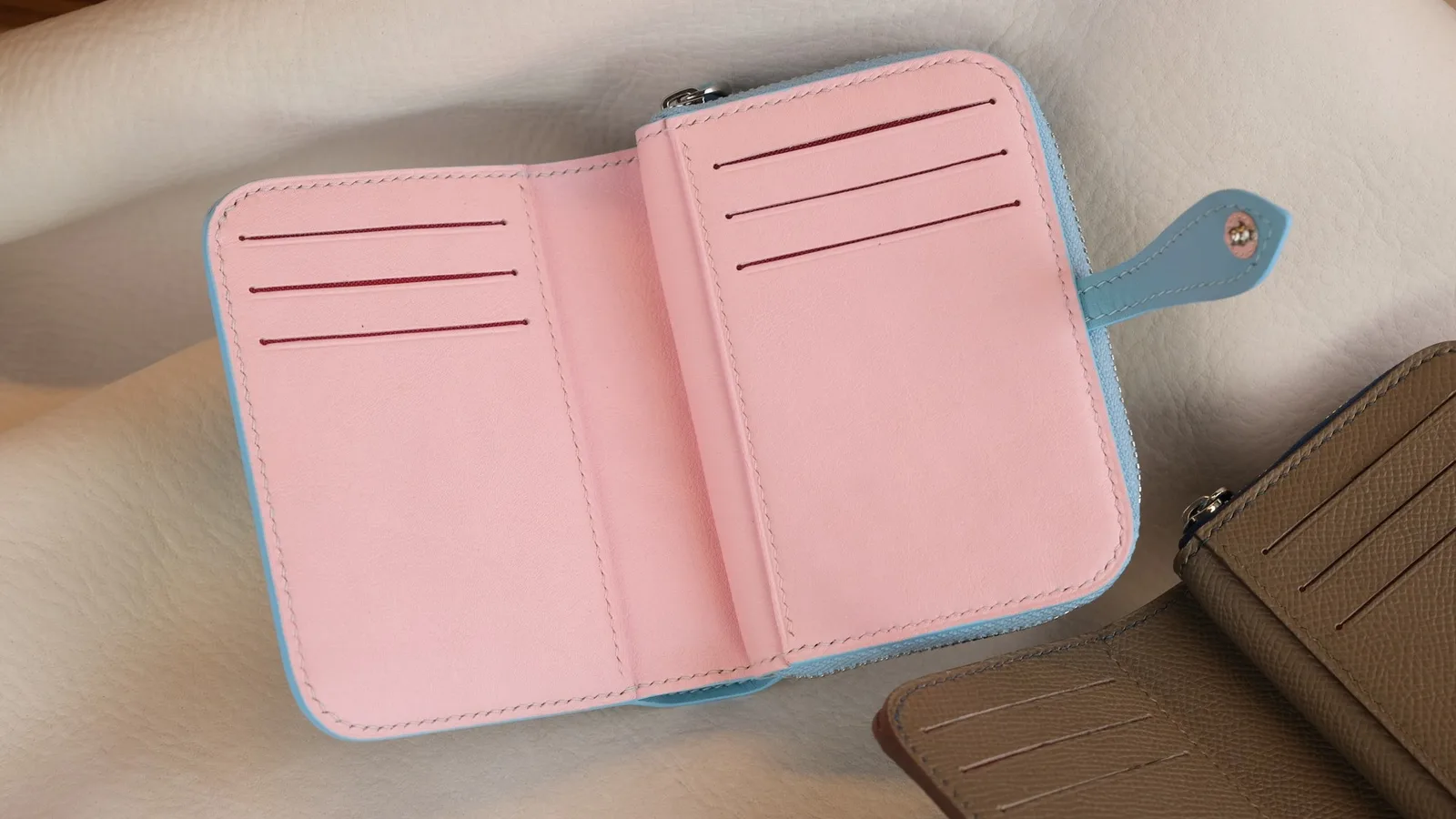 Ảnh Studio Ví gập mini da Epsom quai cài phối ngăn khóa kéo - Koi Leather