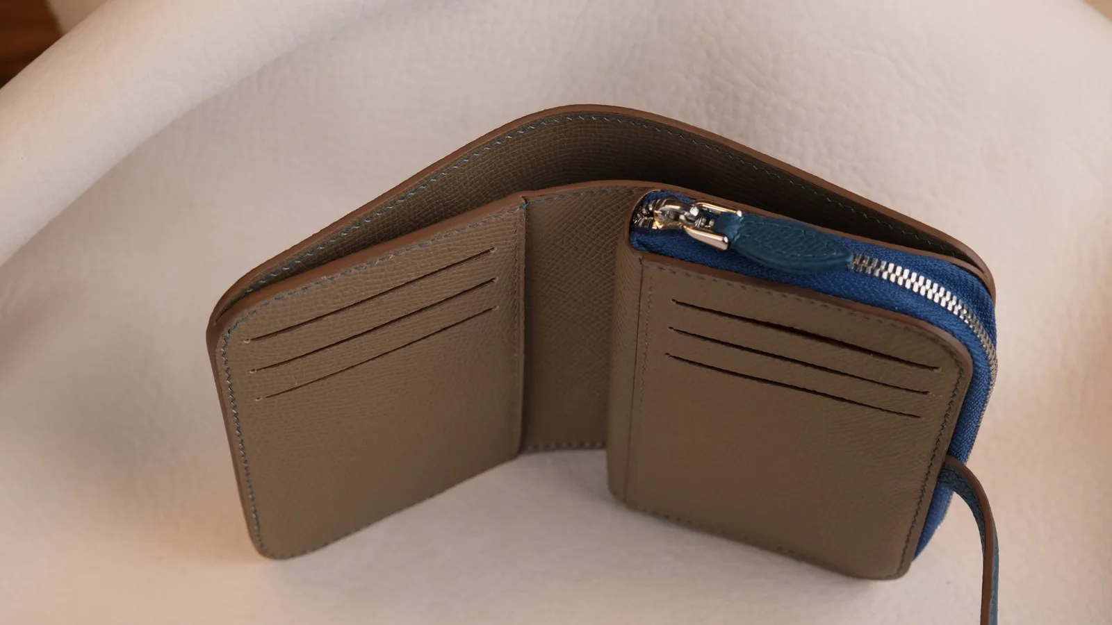 Ảnh Studio Ví gập mini da Epsom quai cài phối ngăn khóa kéo - Koi Leather