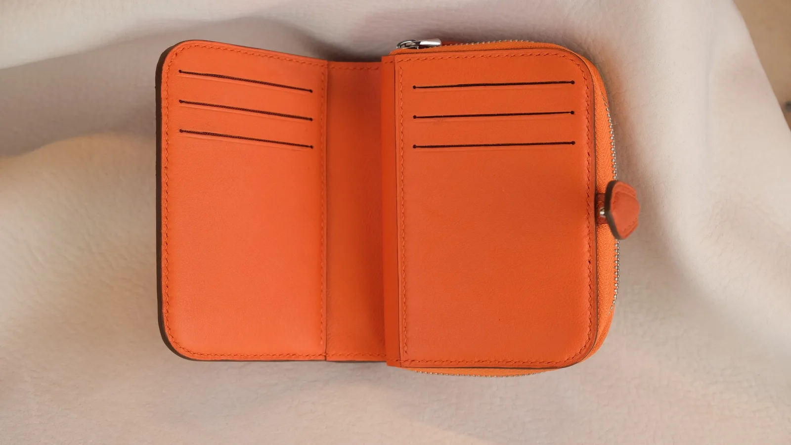 Ảnh Studio Ví gập mini da Epsom quai cài phối ngăn khóa kéo - Koi Leather