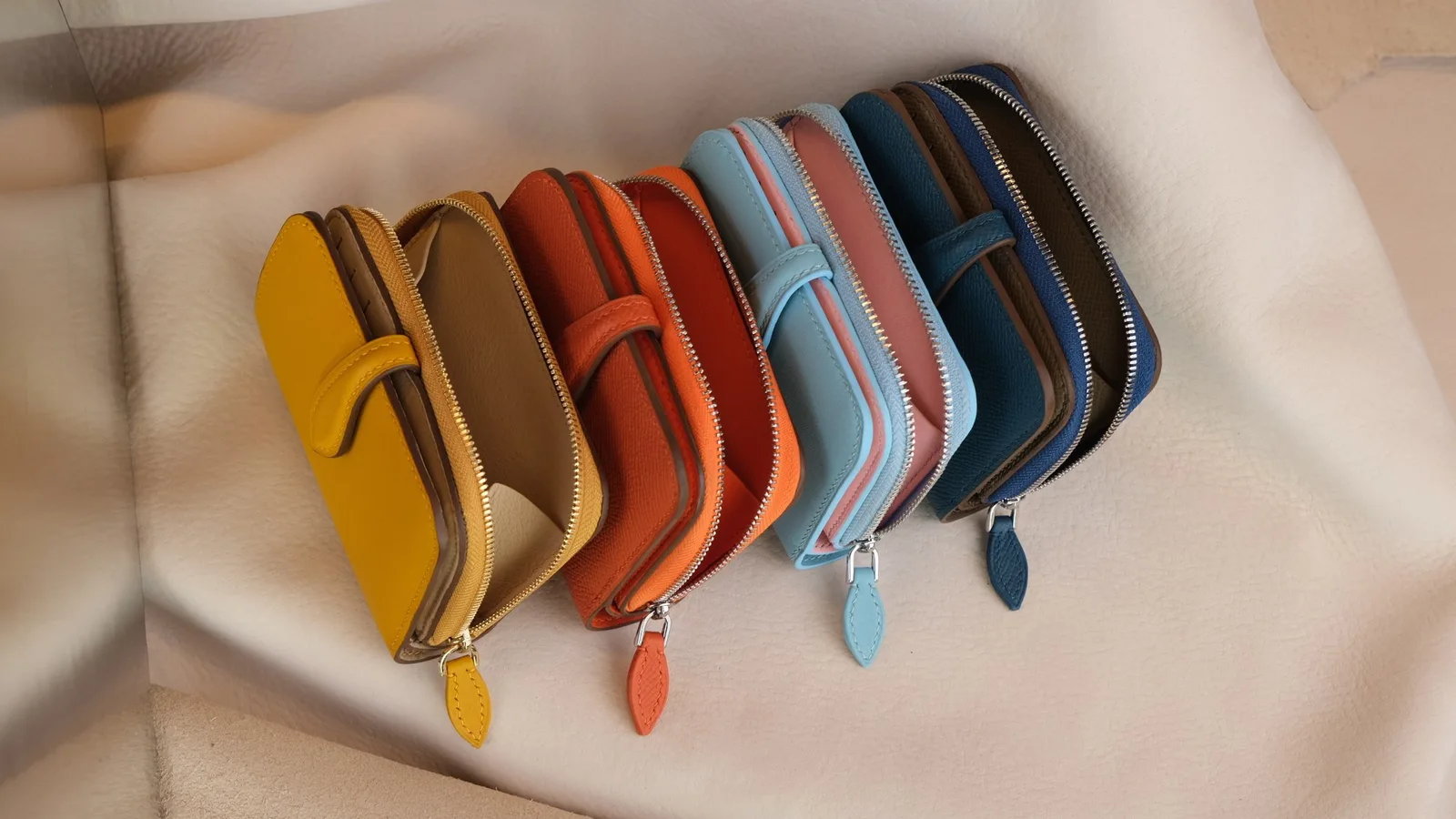 Ảnh Studio Ví gập mini da Epsom quai cài phối ngăn khóa kéo - Koi Leather