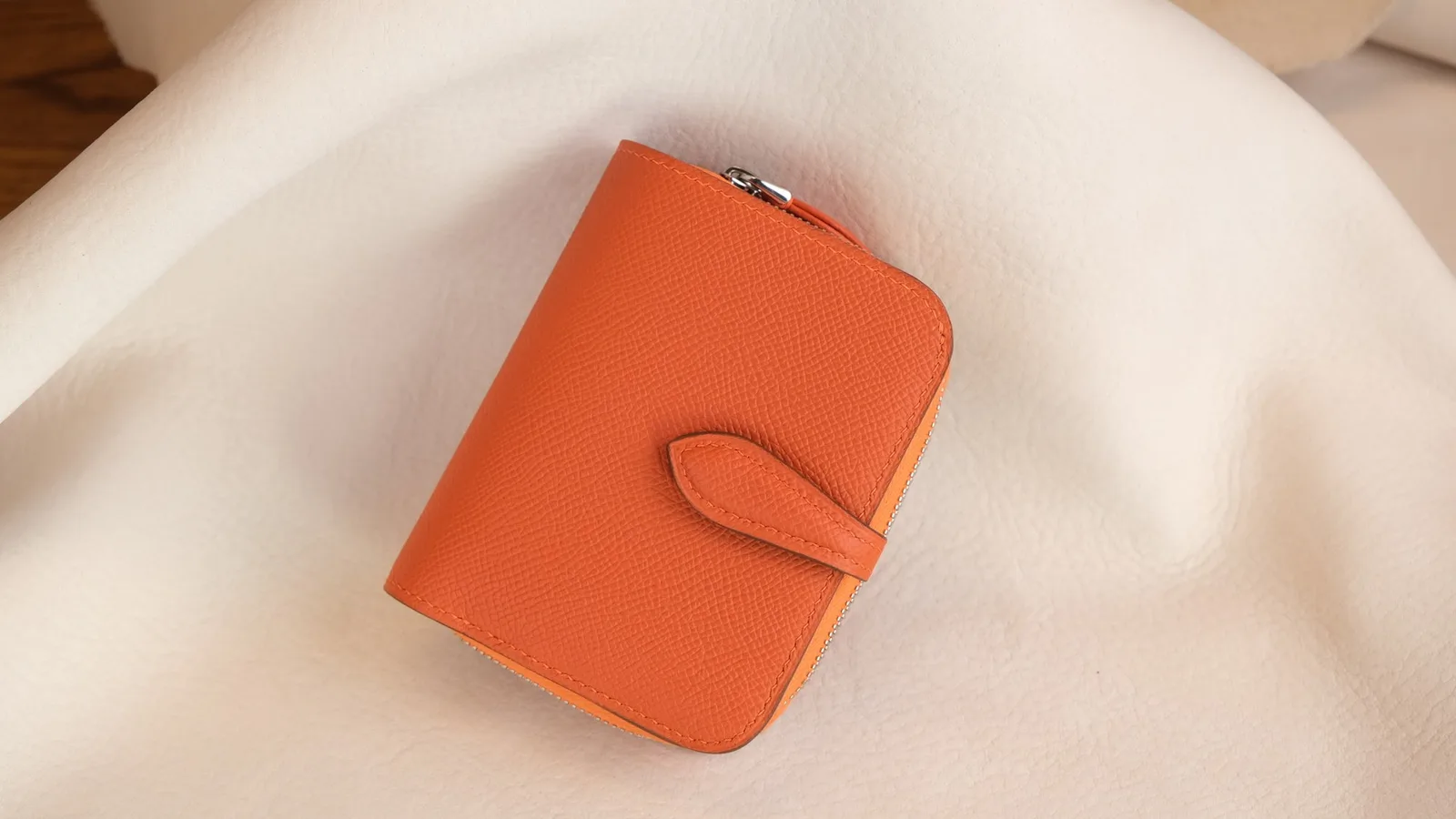 Ảnh Studio Ví gập mini da Epsom quai cài phối ngăn khóa kéo - Koi Leather