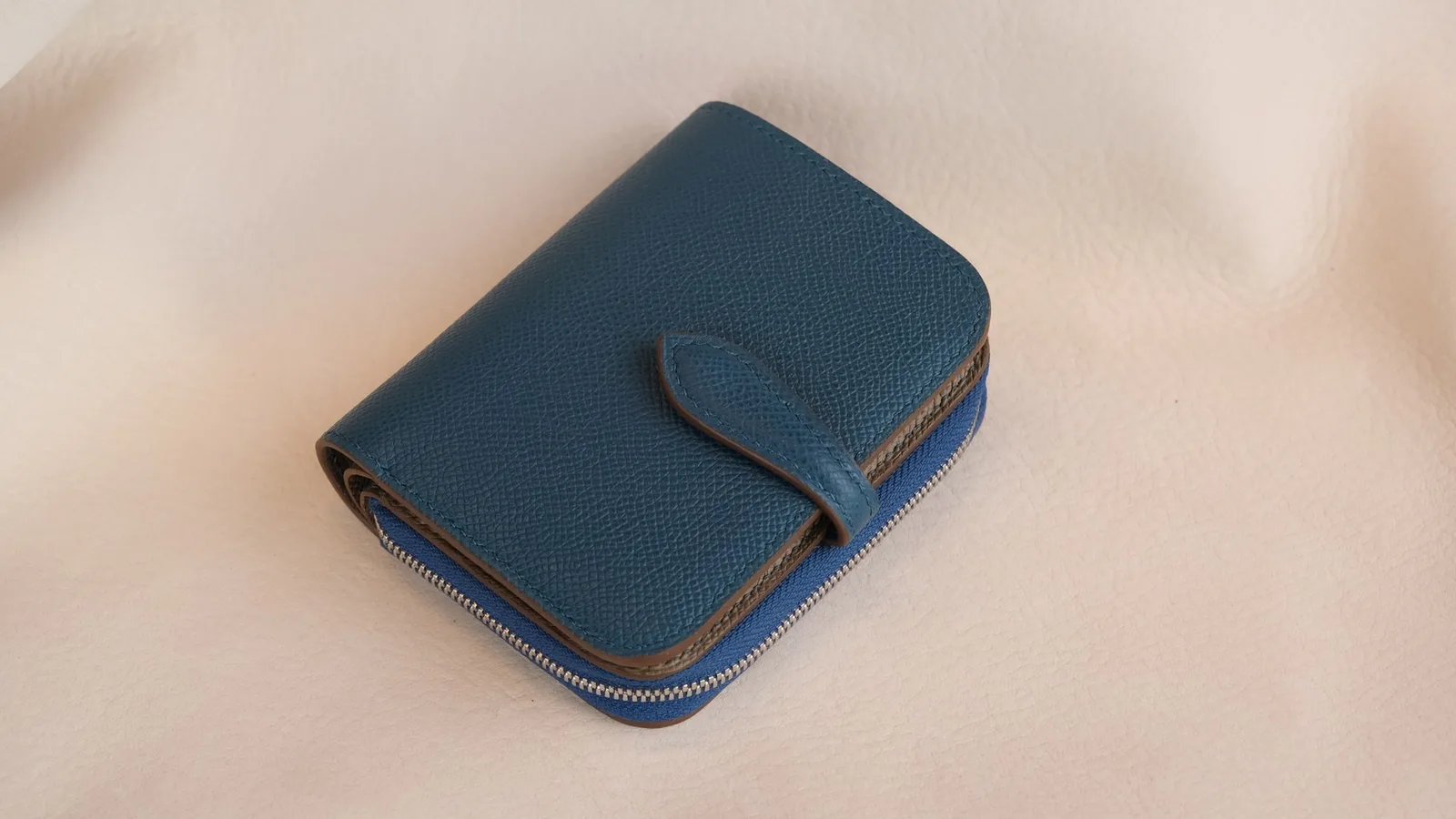 Ảnh Studio Ví gập mini da Epsom quai cài phối ngăn khóa kéo - Koi Leather