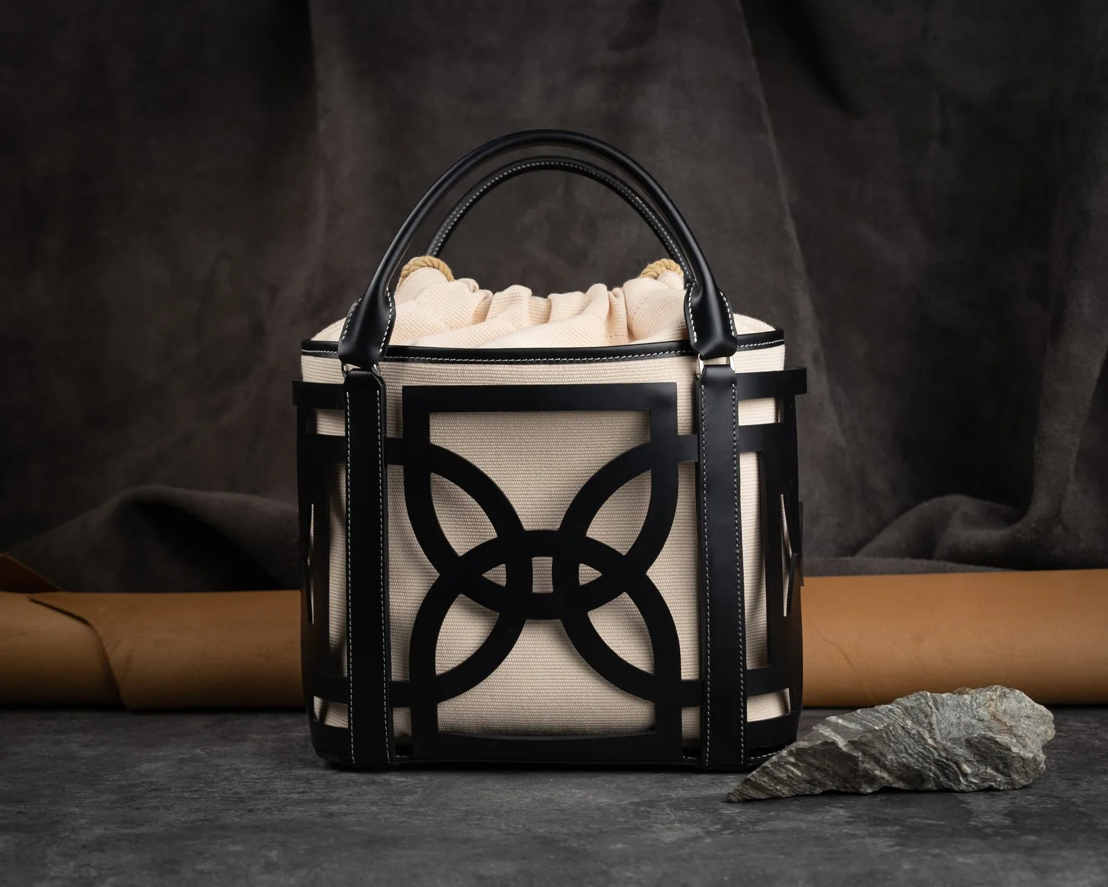 Ảnh Studio Túi Dee Bag da bò phối canvas màu đen - Koi Leather