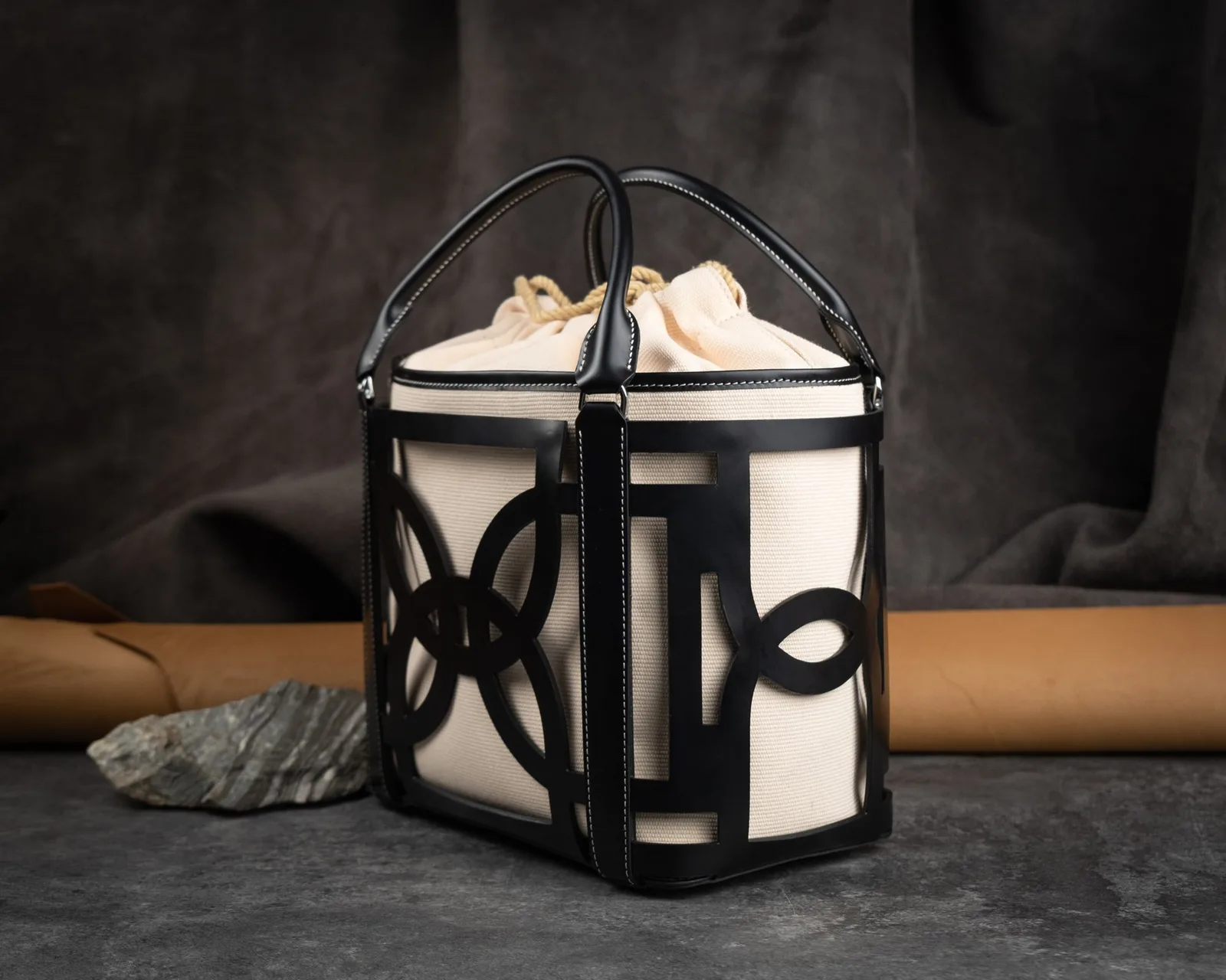 Ảnh Studio Túi Dee Bag da bò phối canvas màu đen - Koi Leather