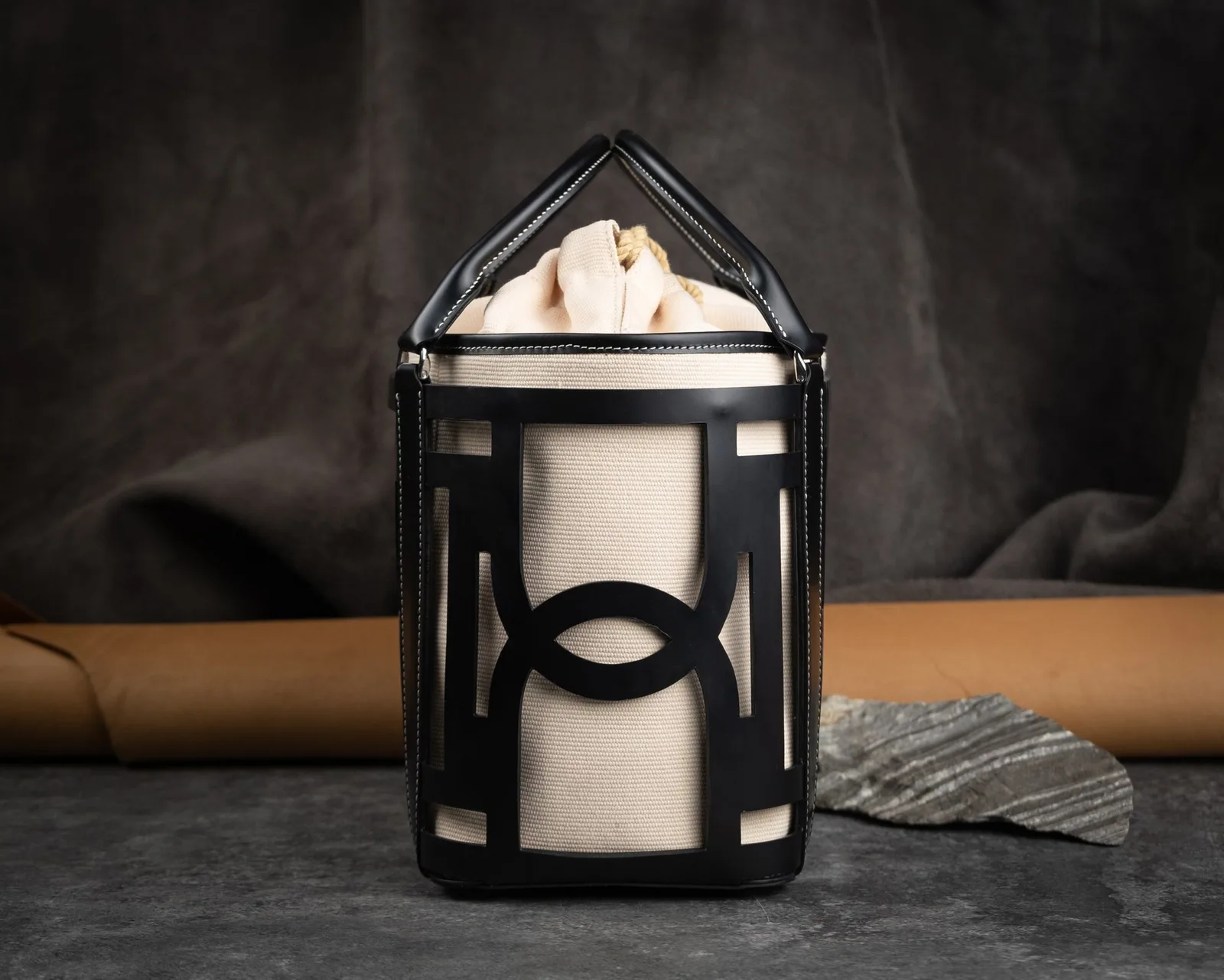 Ảnh Studio Túi Dee Bag da bò phối canvas màu đen - Koi Leather