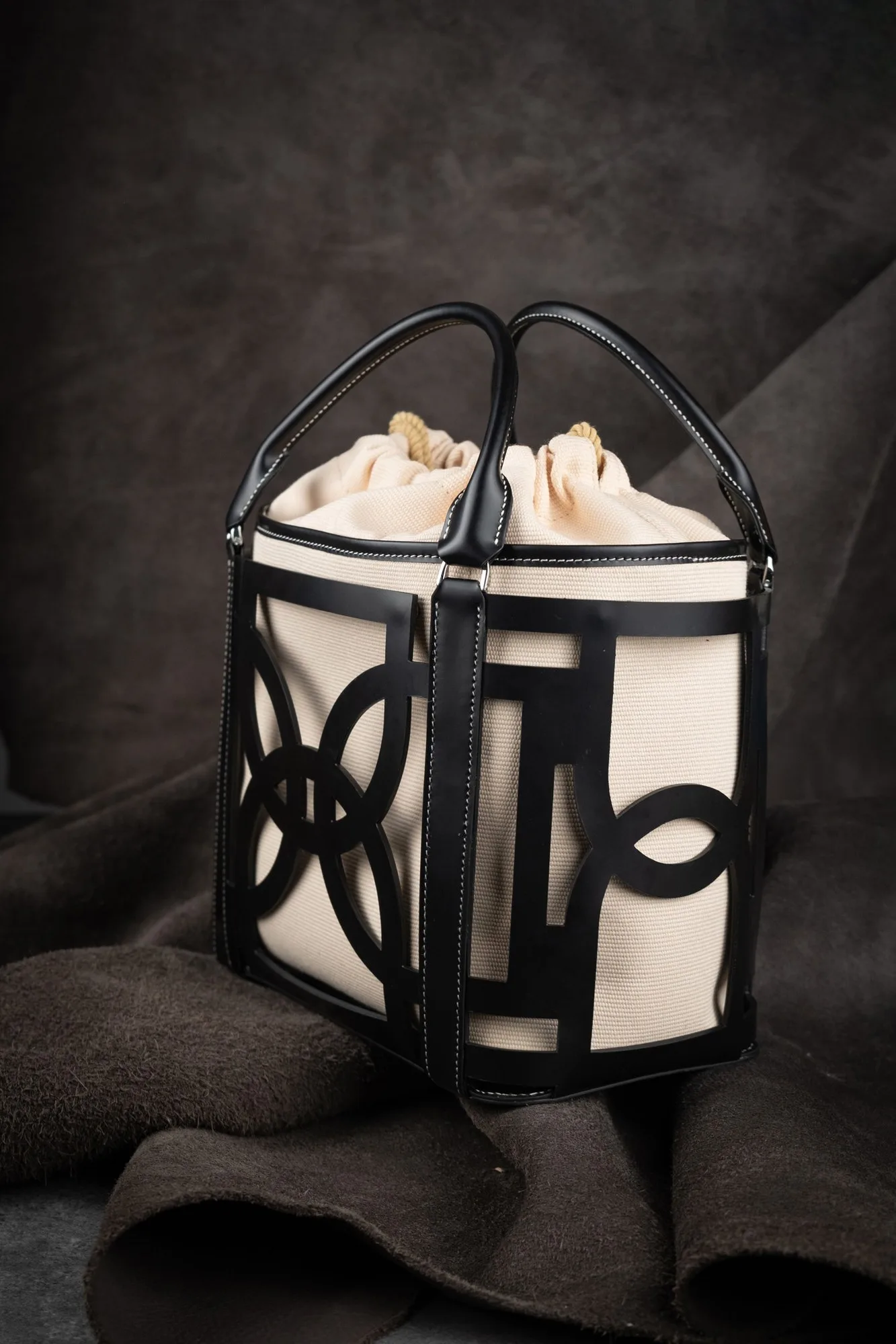 Ảnh Studio Túi Dee Bag da bò phối canvas màu đen - Koi Leather