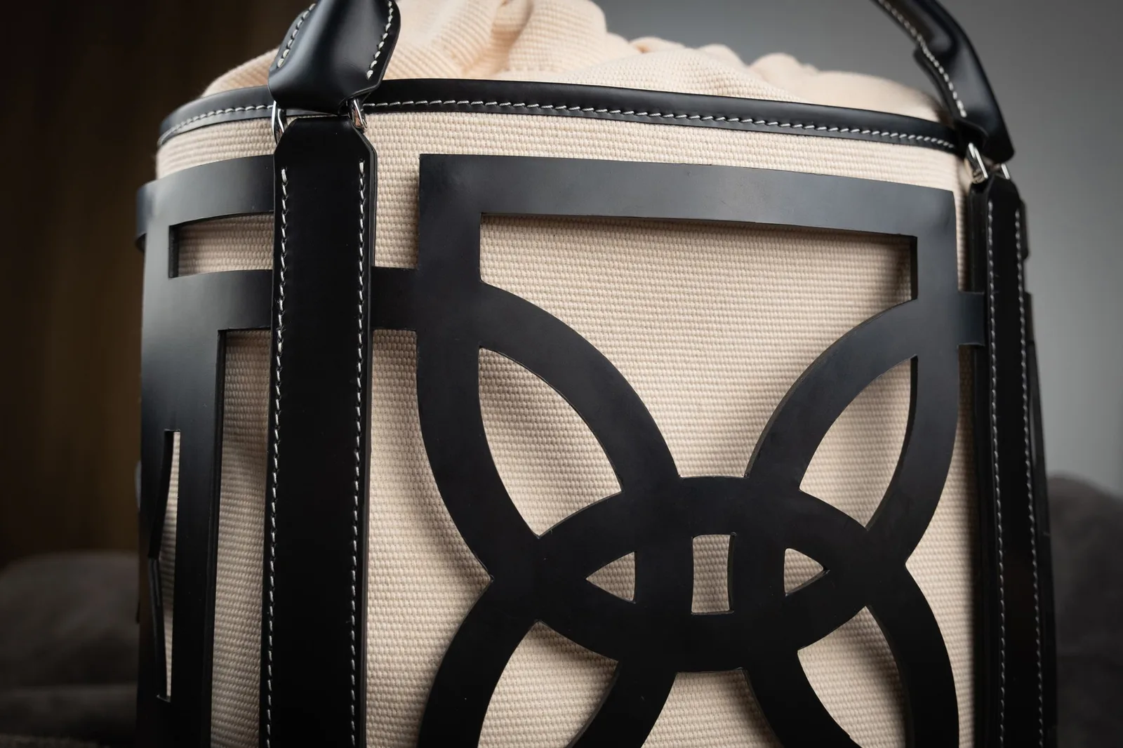 Ảnh Studio Túi Dee Bag da bò phối canvas màu đen - Koi Leather
