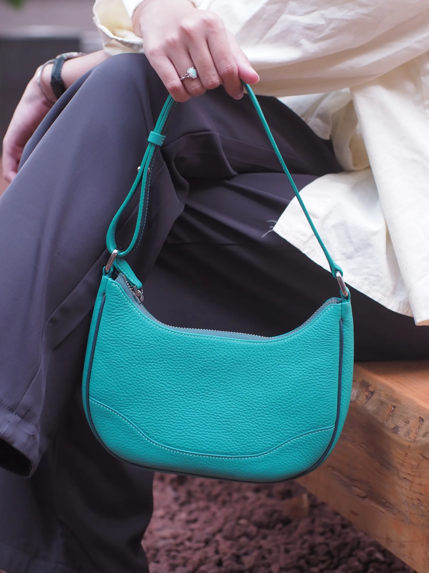 Ảnh Lifestyle Túi Kres da bò màu xanh Tiffany dáng kẹp nách - Koi Leather