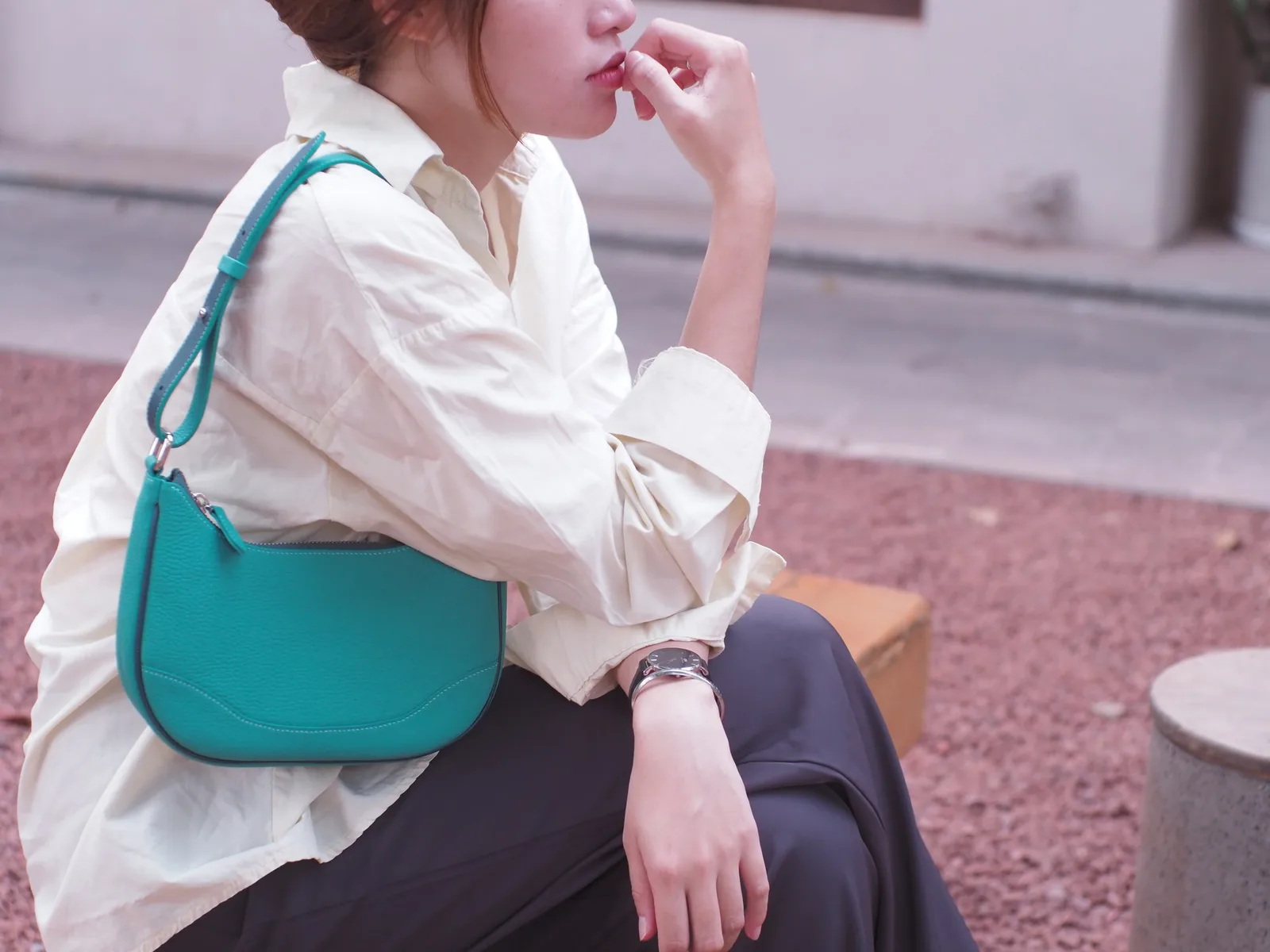 Ảnh Lifestyle Túi Kres da bò màu xanh Tiffany dáng kẹp nách - Koi Leather