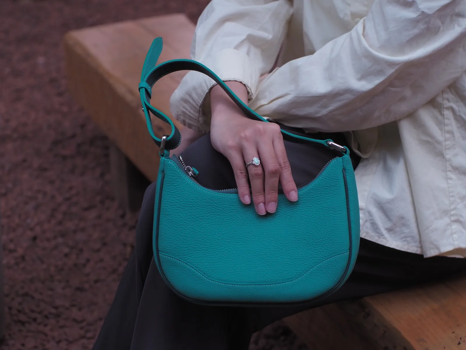 Ảnh Lifestyle Túi Kres da bò màu xanh Tiffany dáng kẹp nách - Koi Leather