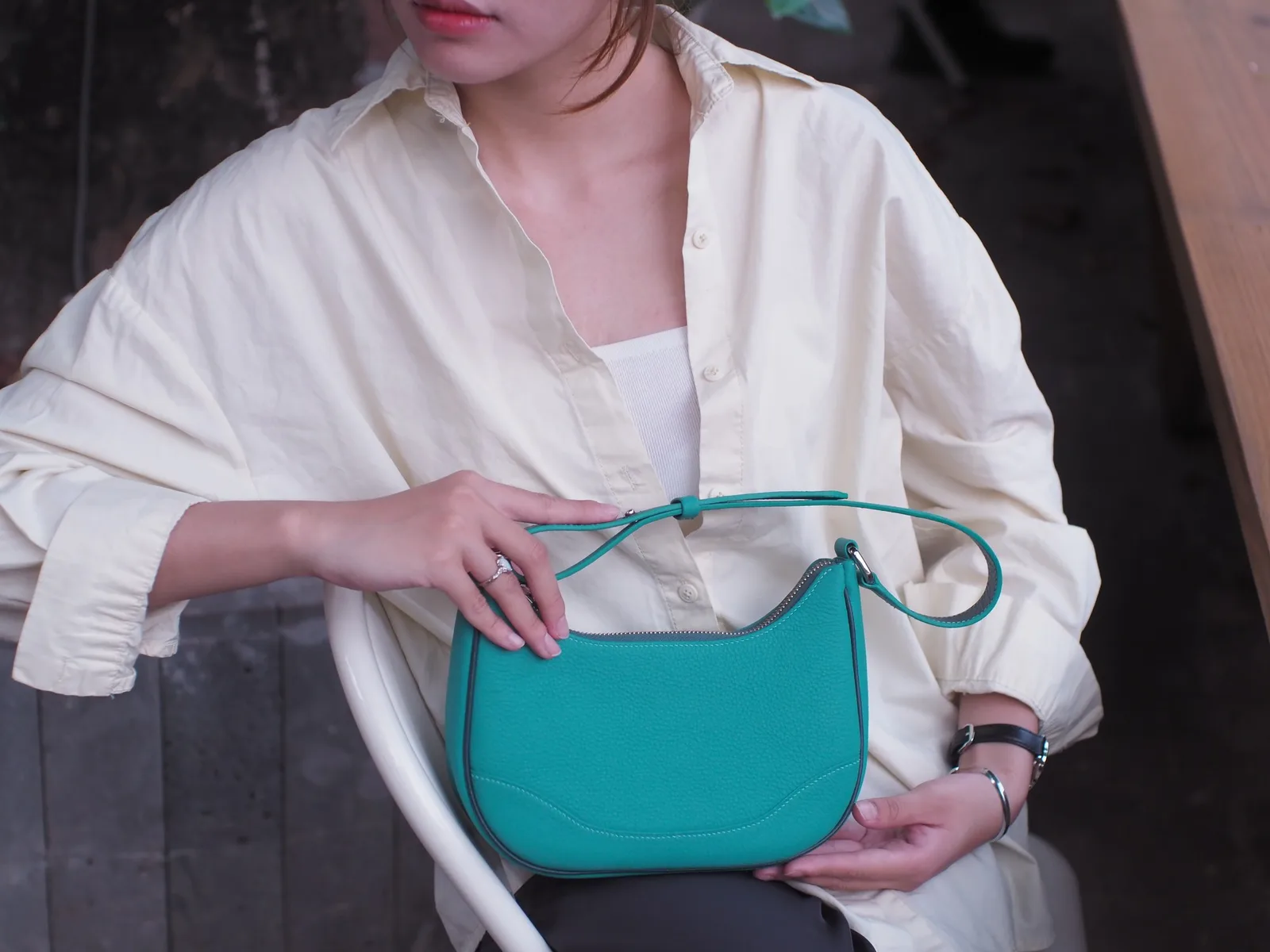 Ảnh Lifestyle Túi Kres da bò màu xanh Tiffany dáng kẹp nách - Koi Leather