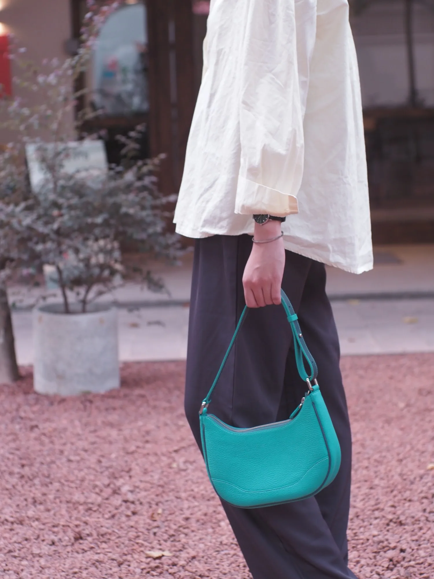 Ảnh Lifestyle Túi Kres da bò màu xanh Tiffany dáng kẹp nách - Koi Leather