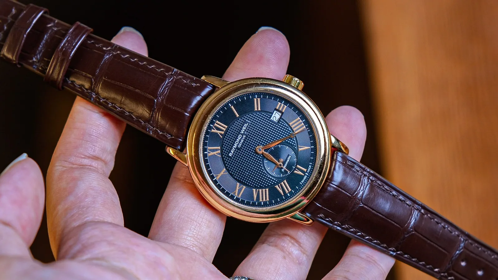 Ảnh Lifestyle Dây đồng hồ da cá sấu cho Raymond Weil màu nâu đậm - Koi Leather